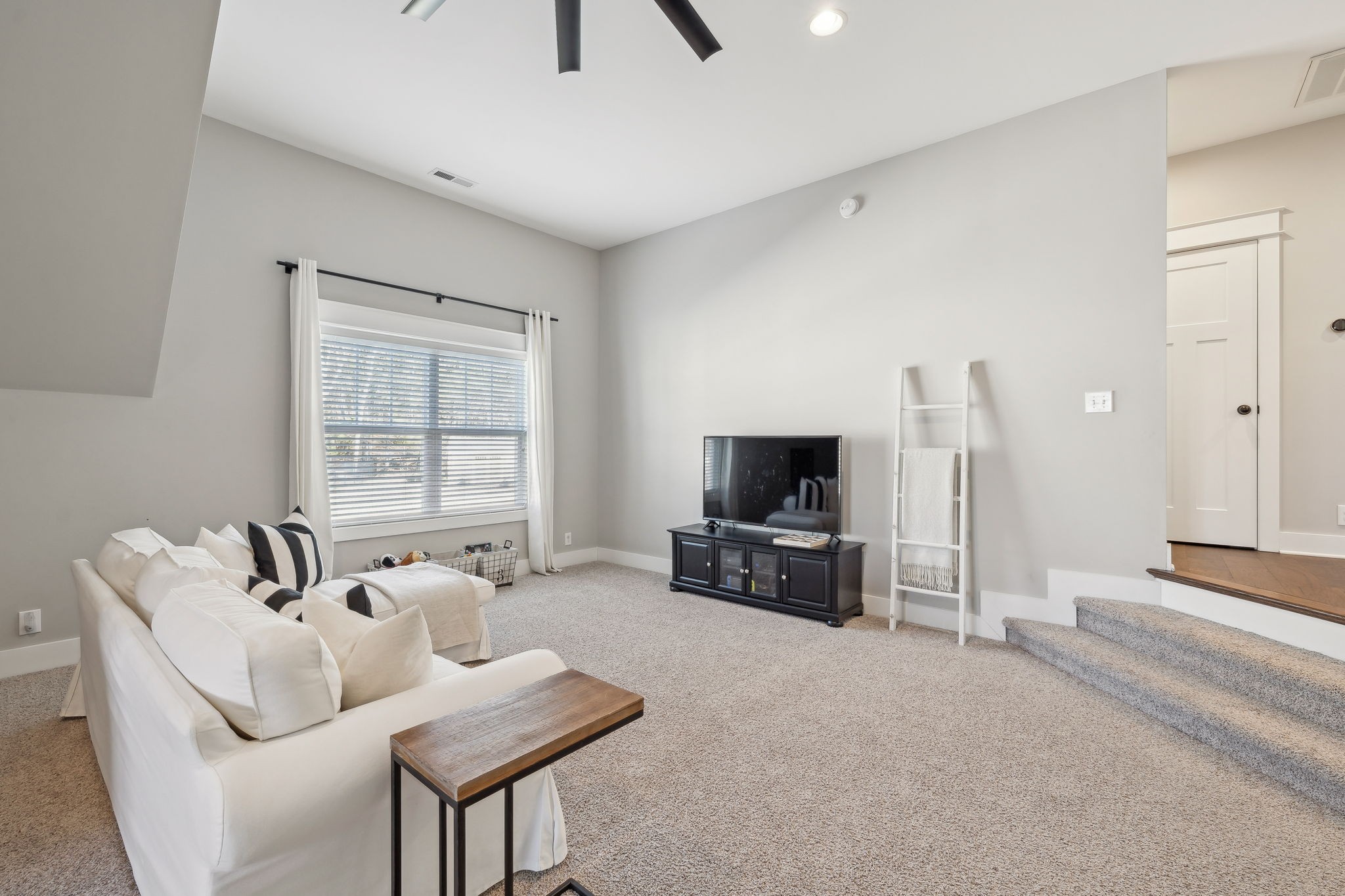 617 Twin View Dr