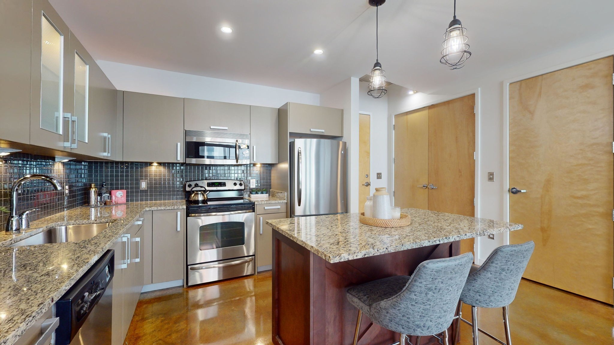 600 12th Ave S Unit: 817