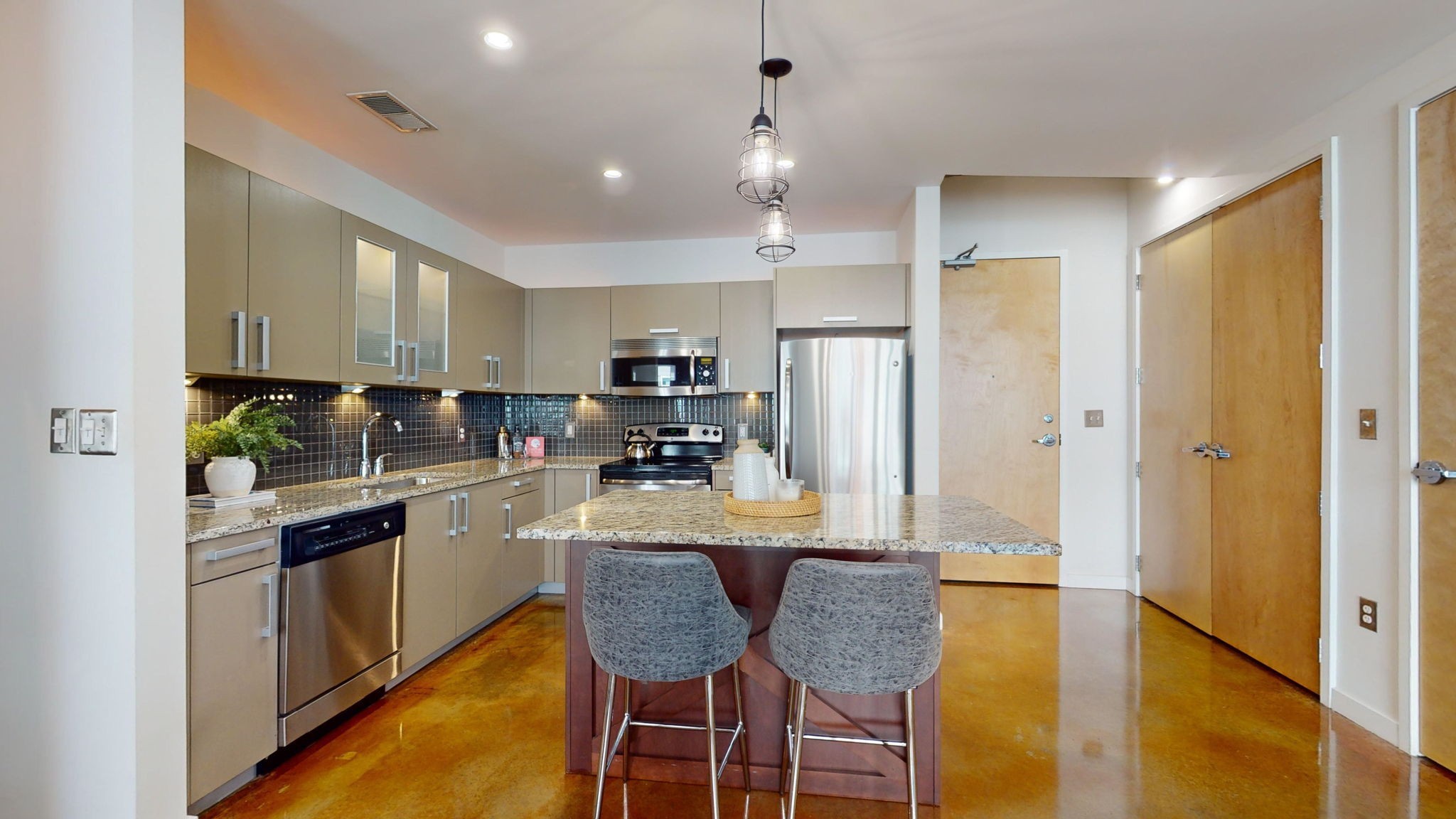 600 12th Ave S Unit: 817