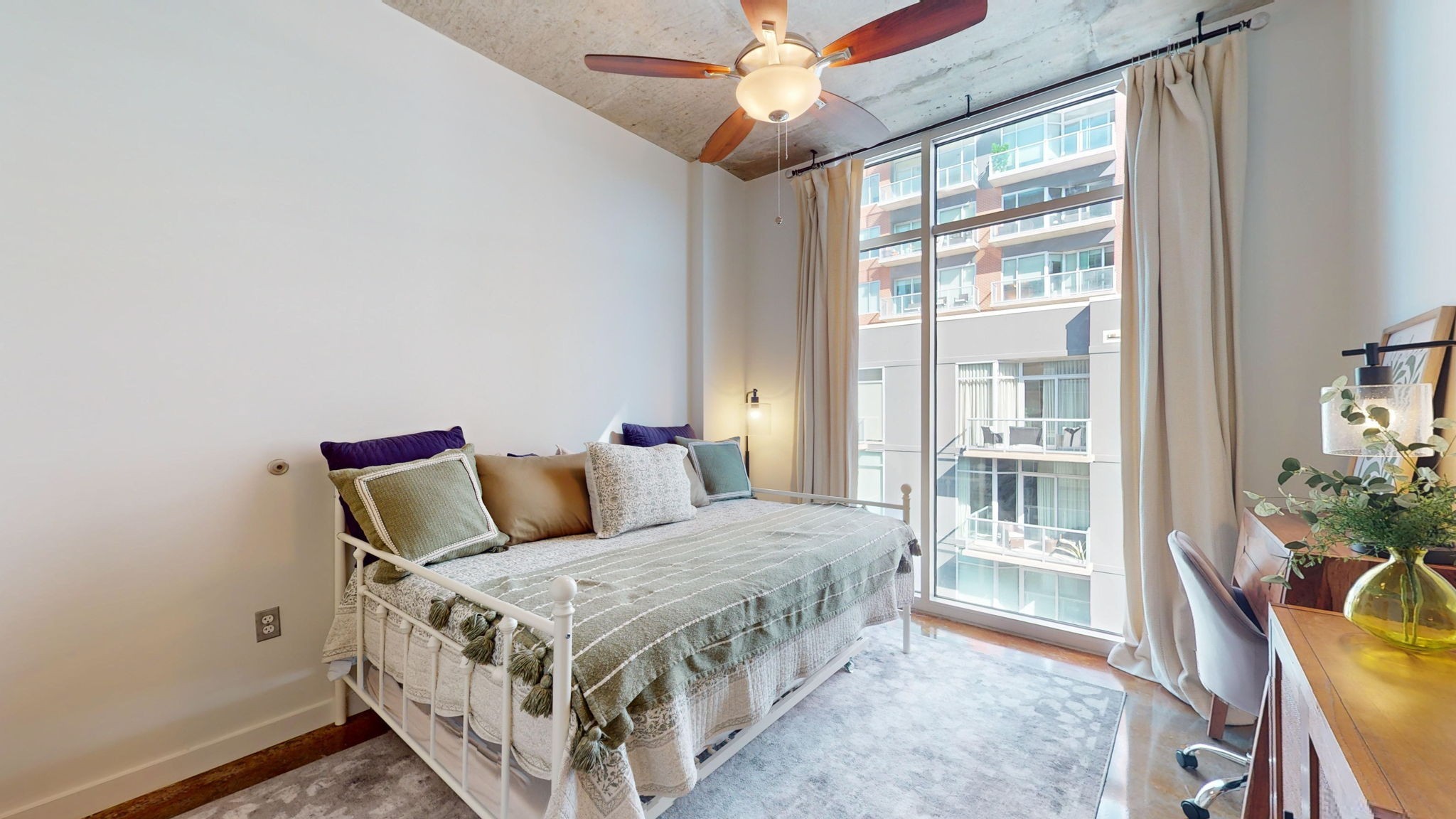 600 12th Ave S Unit: 817