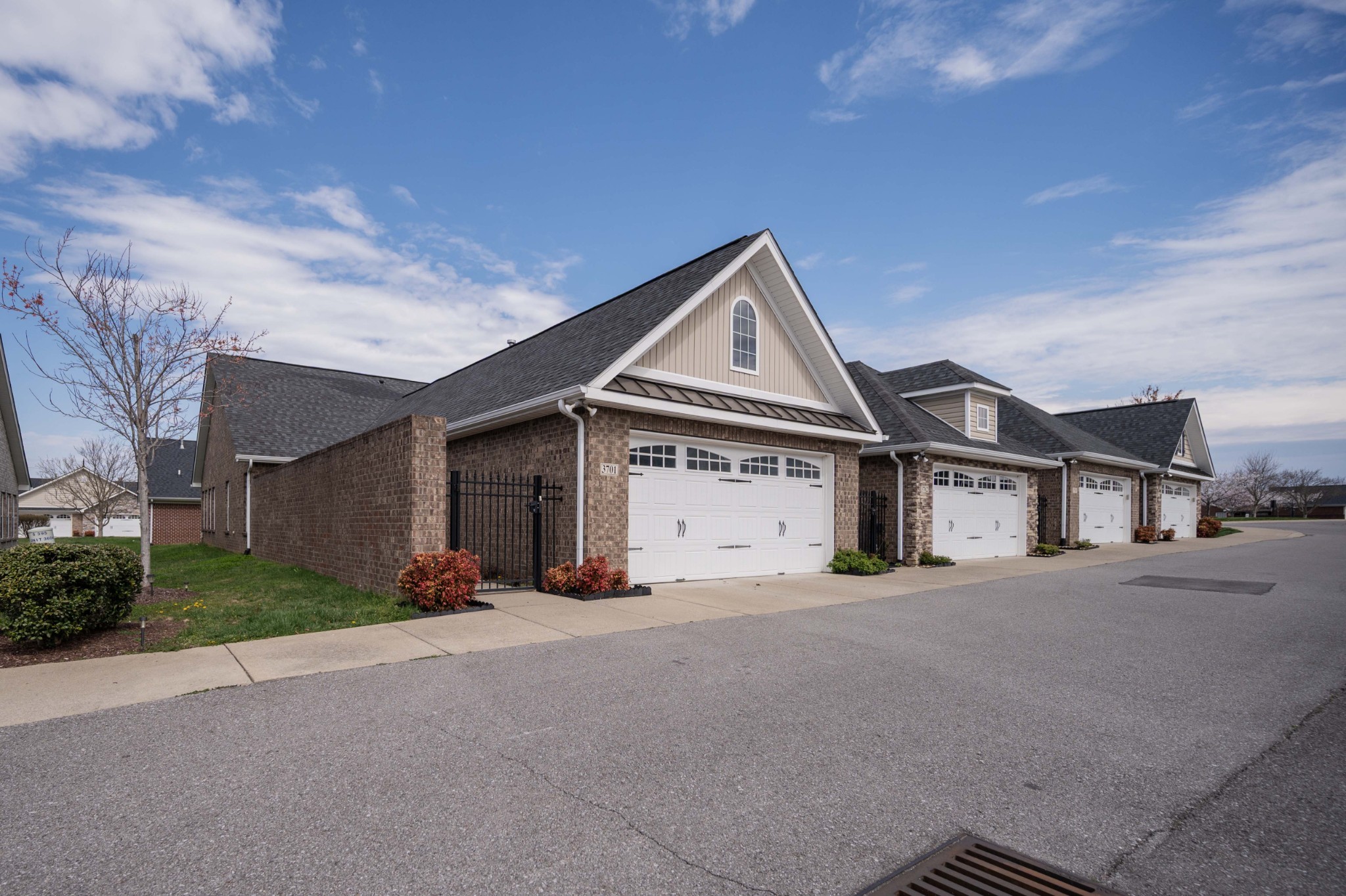 395 Devon Chase Hl Unit: 3701