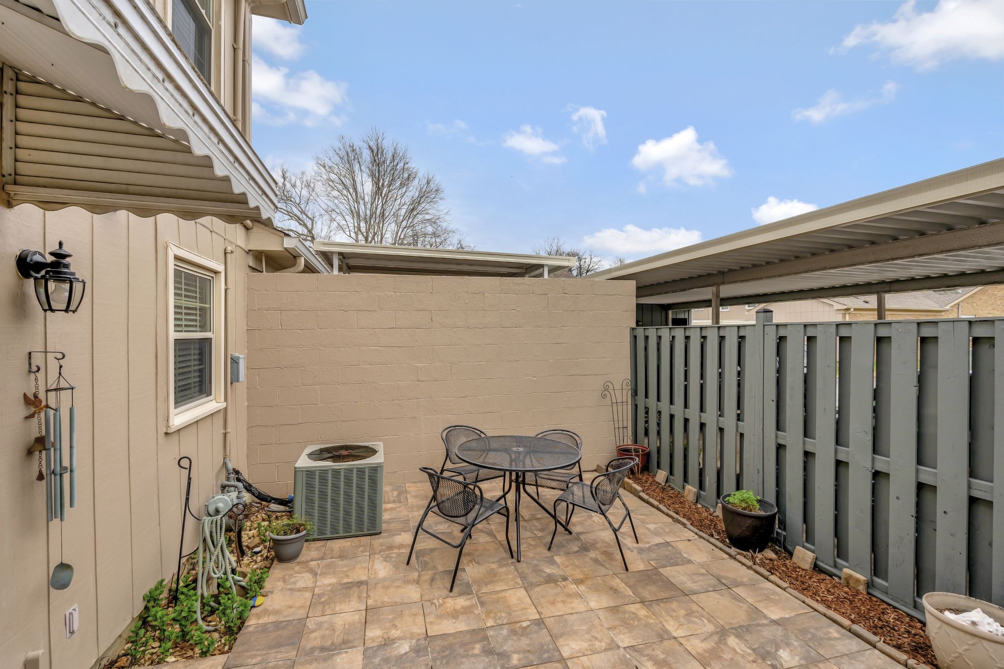 615 Plantation Ct