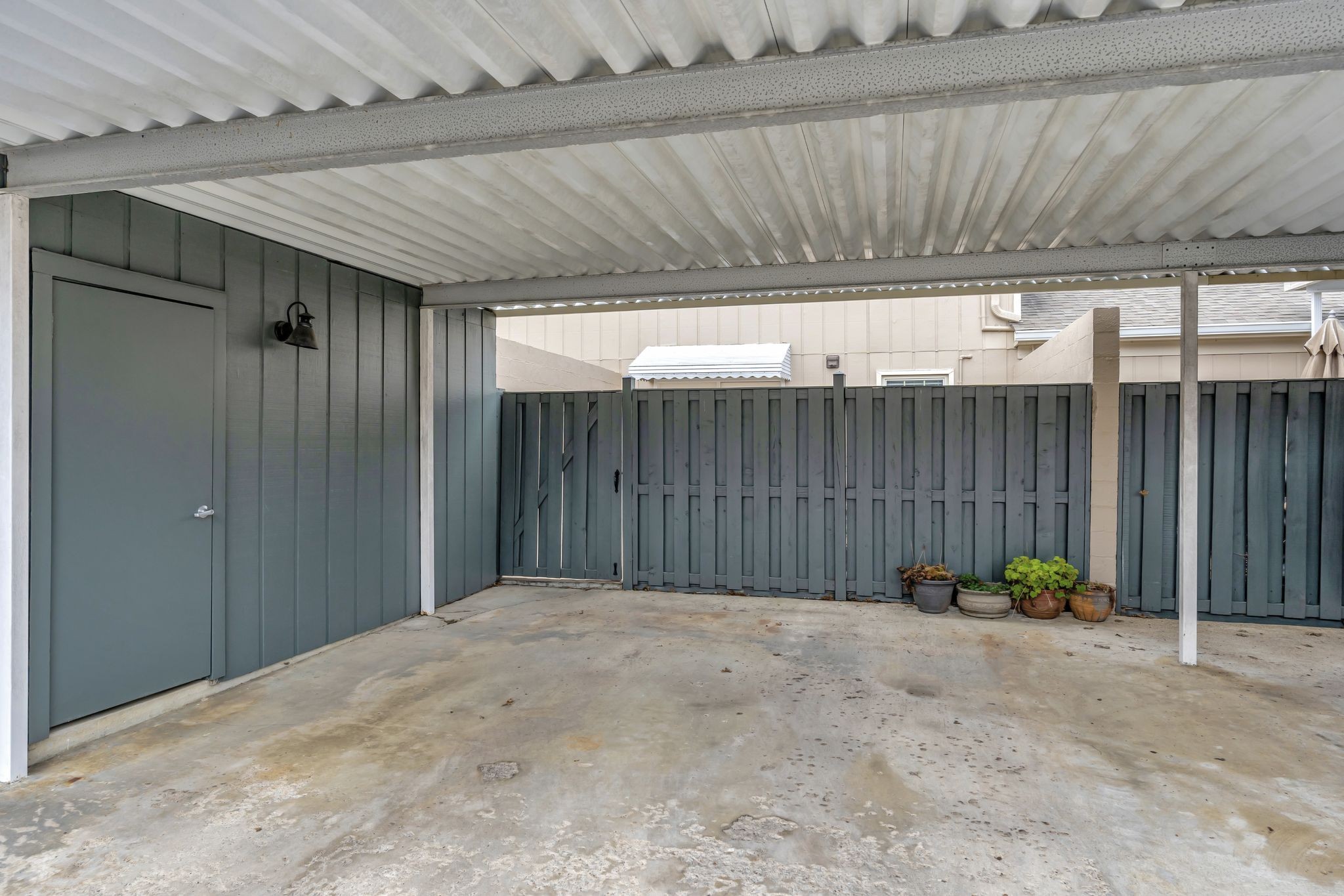 615 Plantation Ct