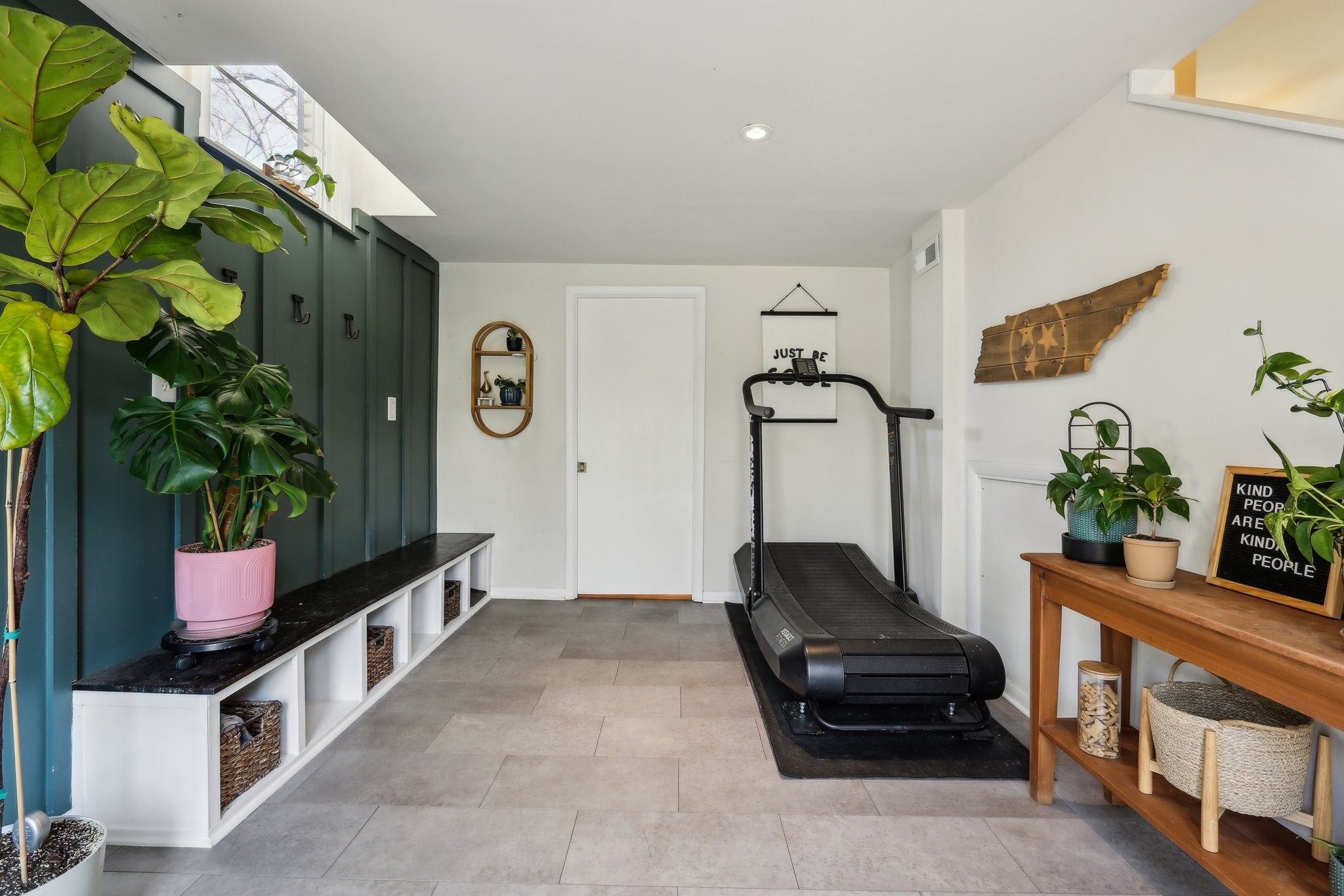 557 Whispering Hills Dr