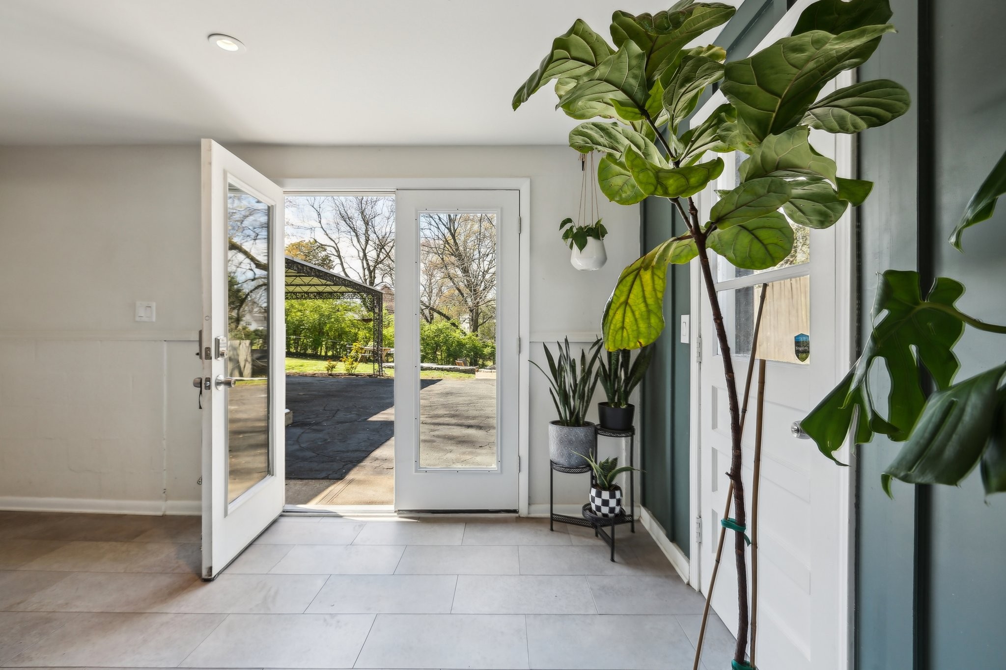 557 Whispering Hills Dr