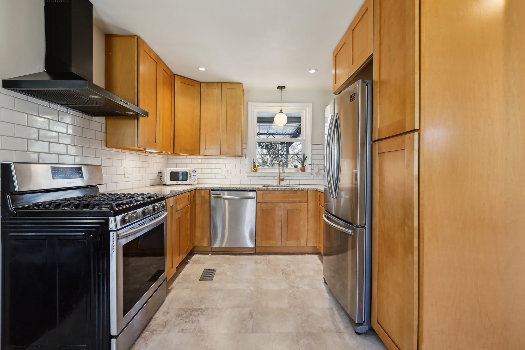 557 Whispering Hills Dr