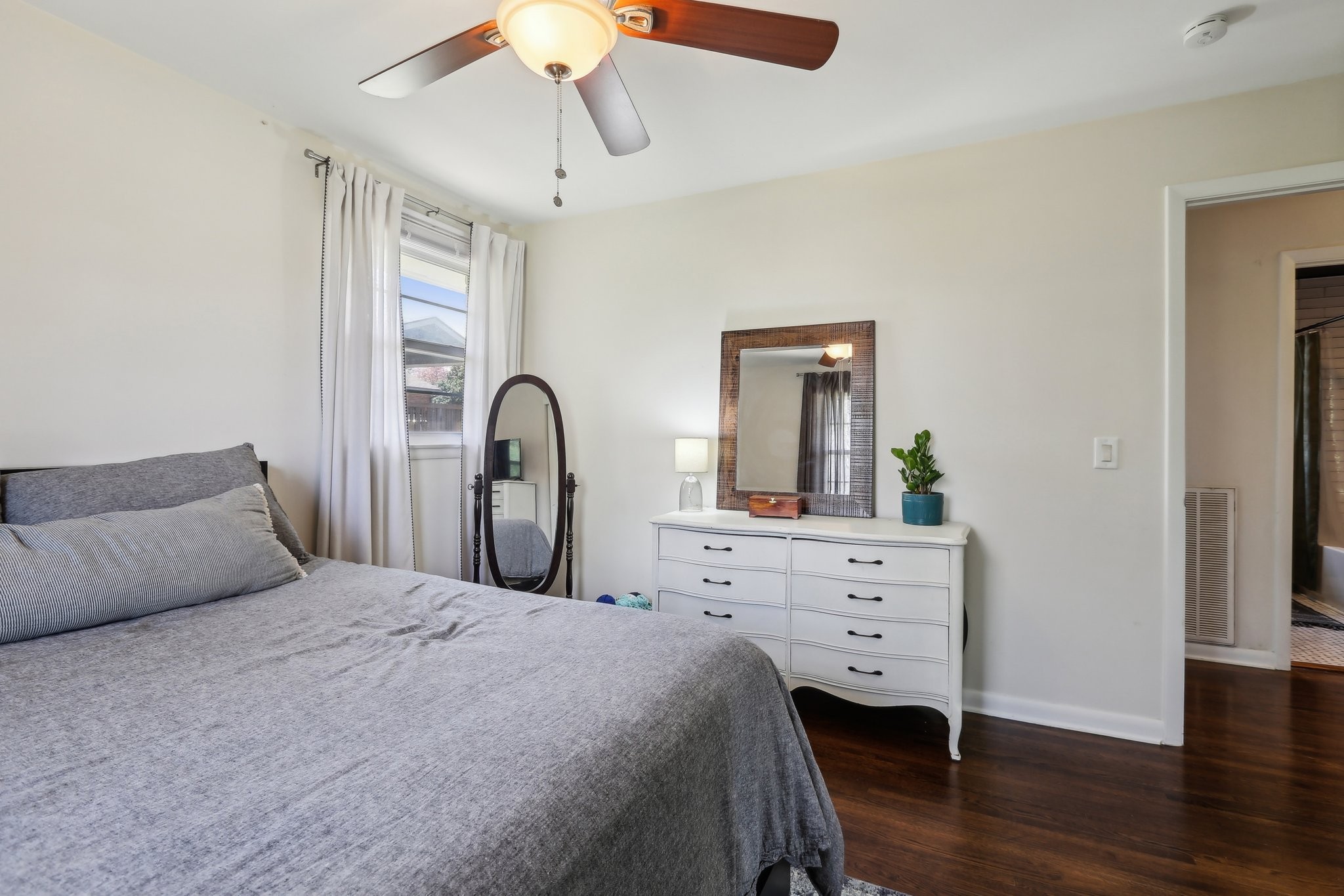 557 Whispering Hills Dr