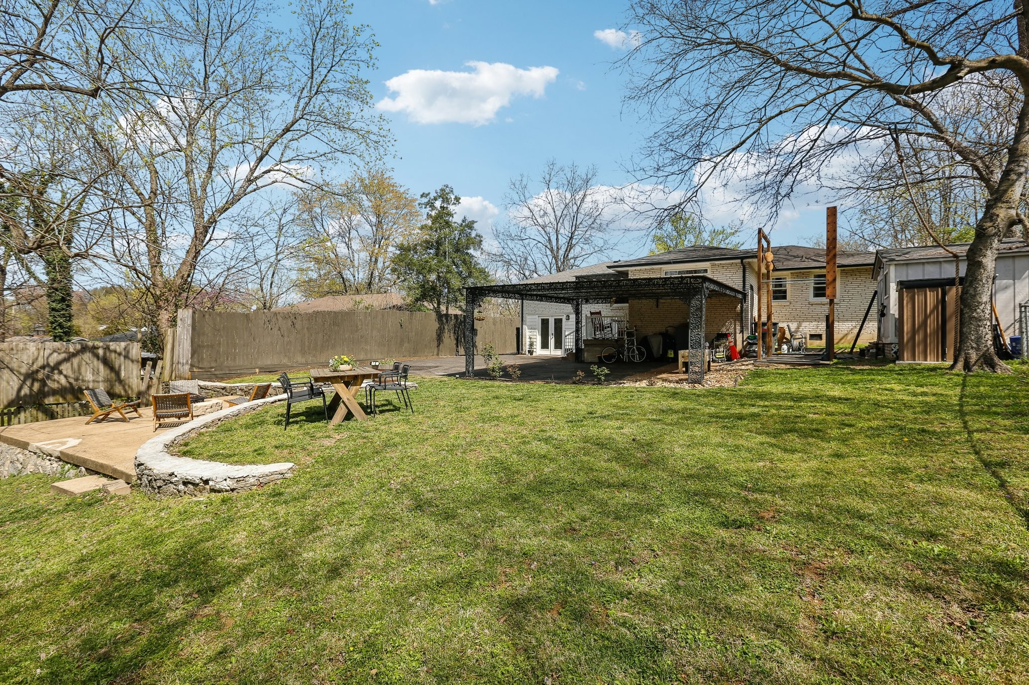 557 Whispering Hills Dr