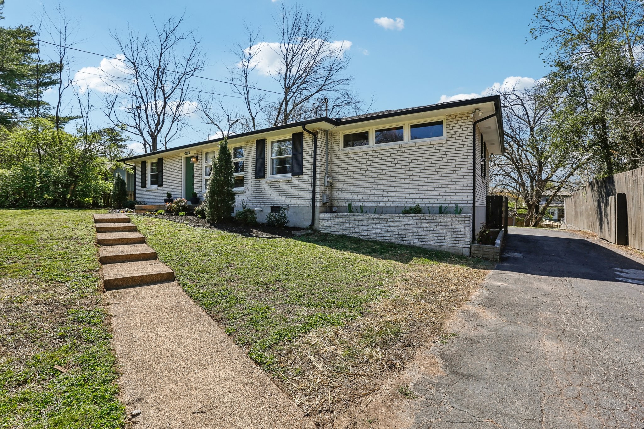 557 Whispering Hills Dr