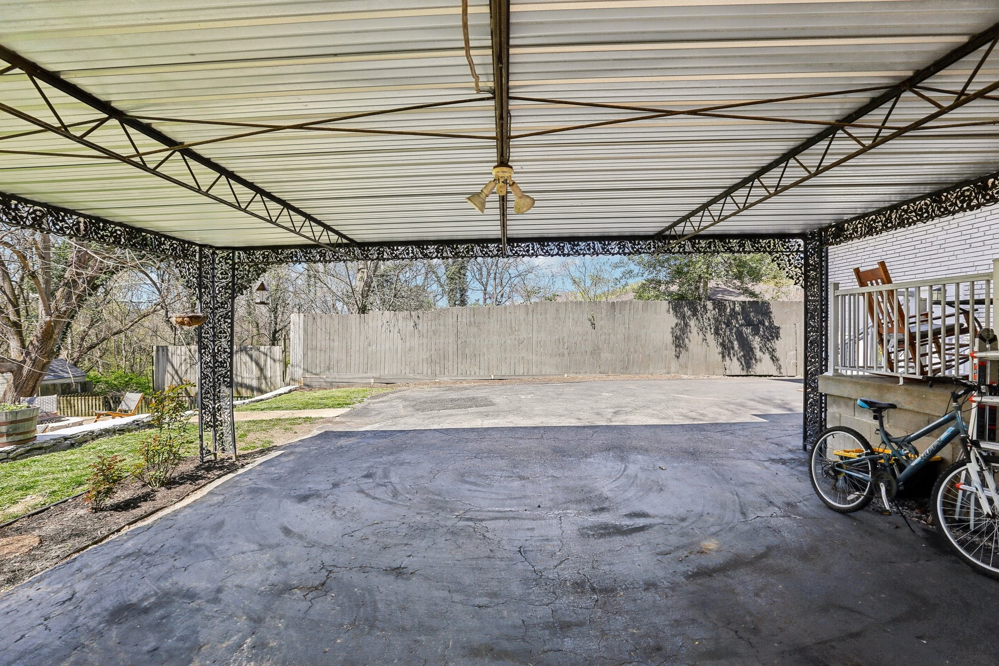 557 Whispering Hills Dr