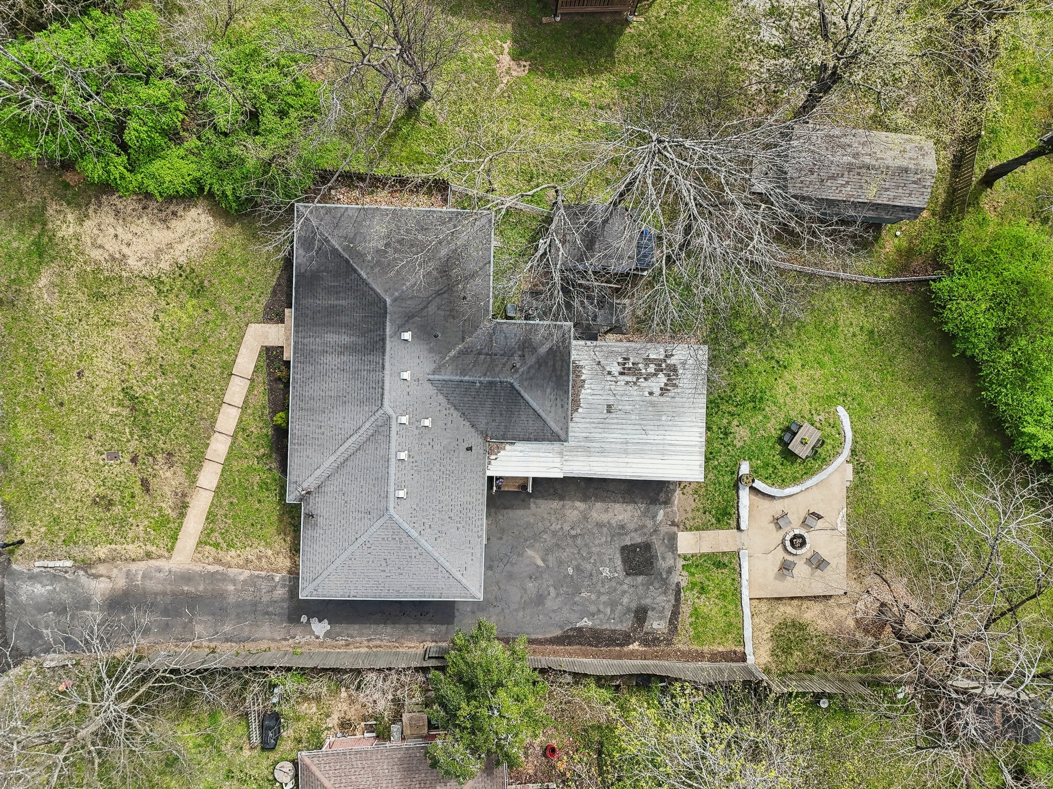 557 Whispering Hills Dr