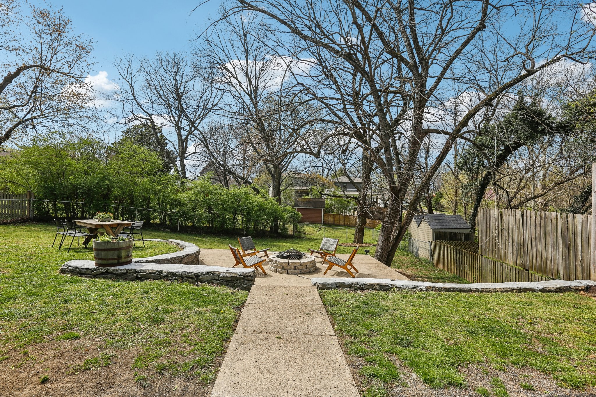 557 Whispering Hills Dr