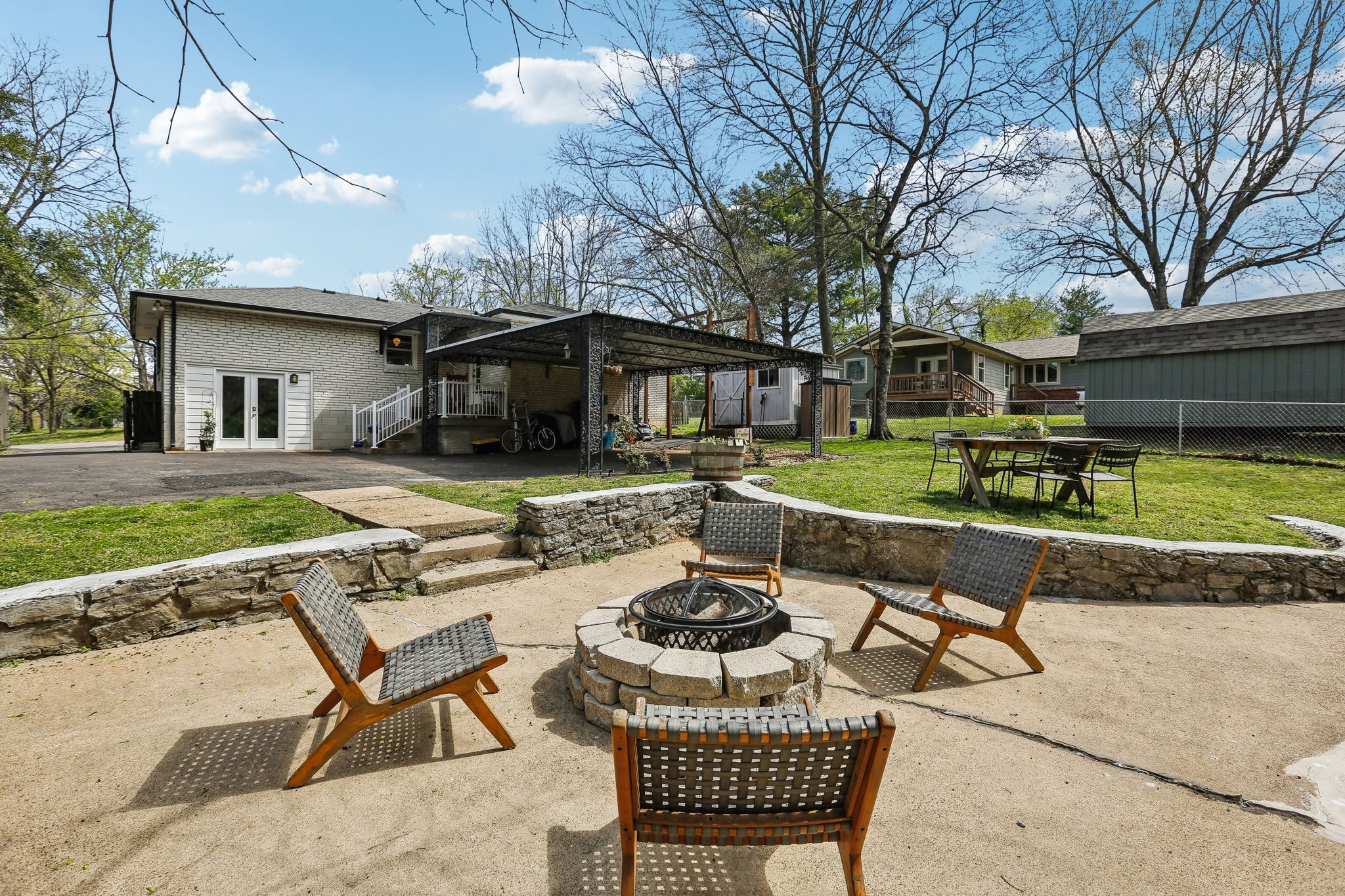 557 Whispering Hills Dr