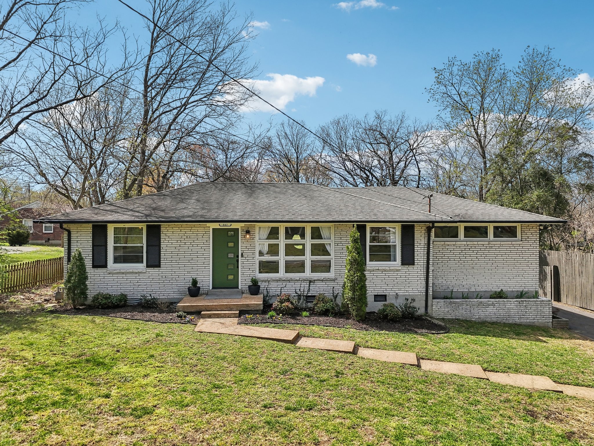 557 Whispering Hills Dr