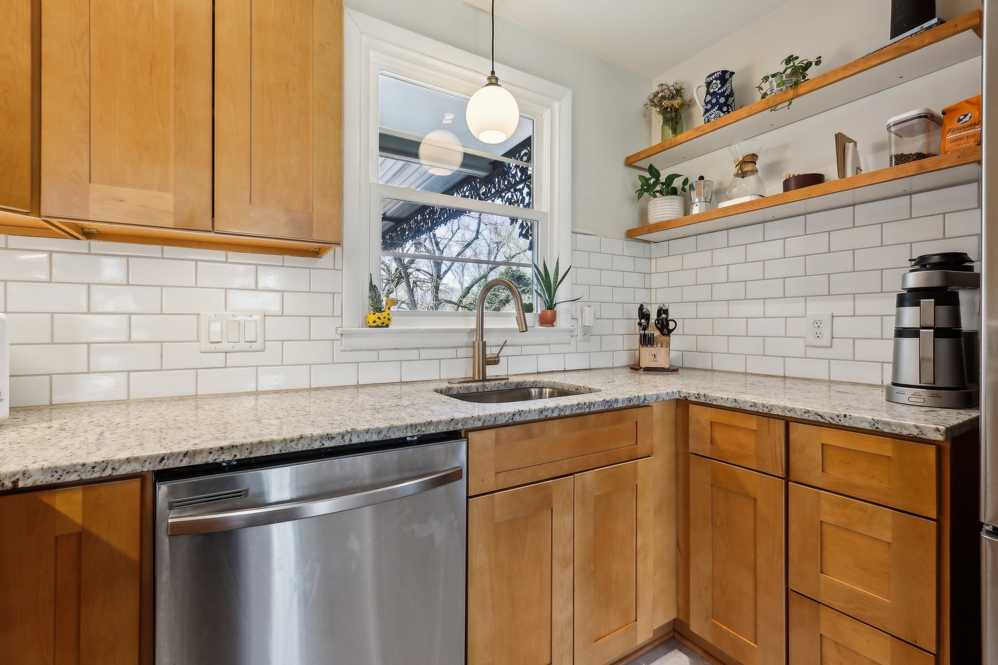 557 Whispering Hills Dr