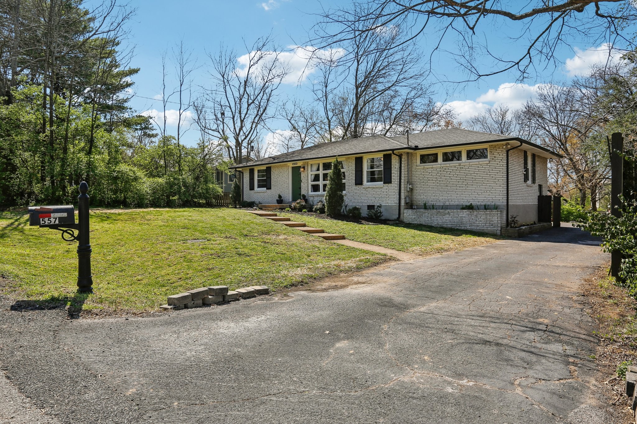 557 Whispering Hills Dr