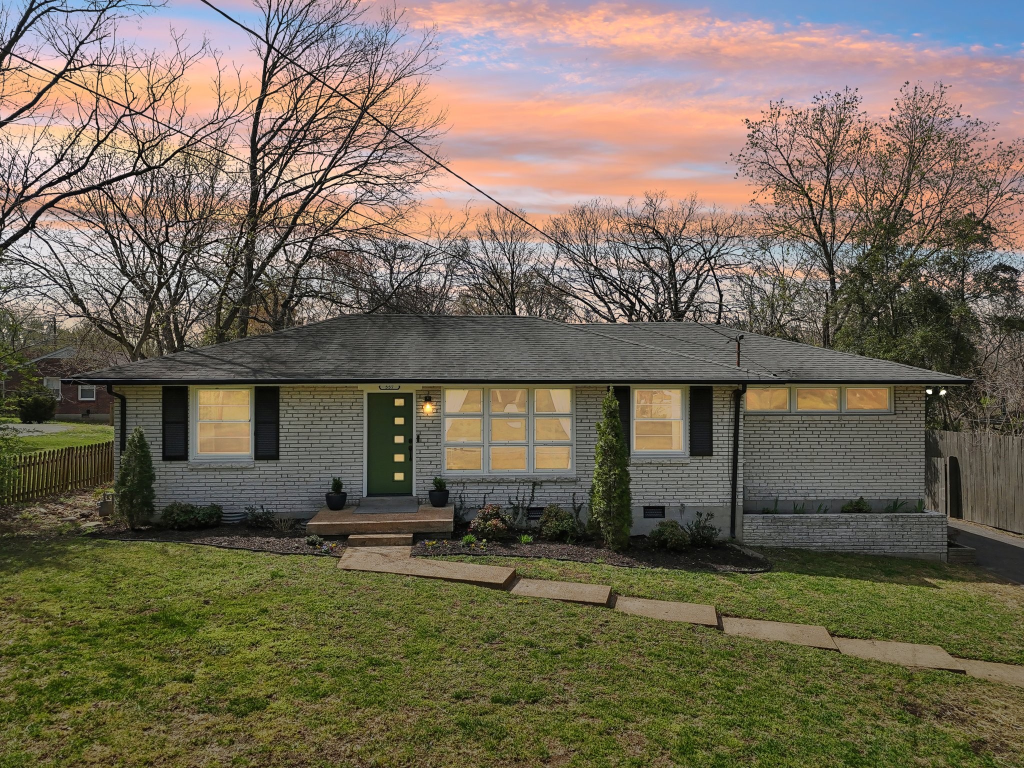 557 Whispering Hills Dr