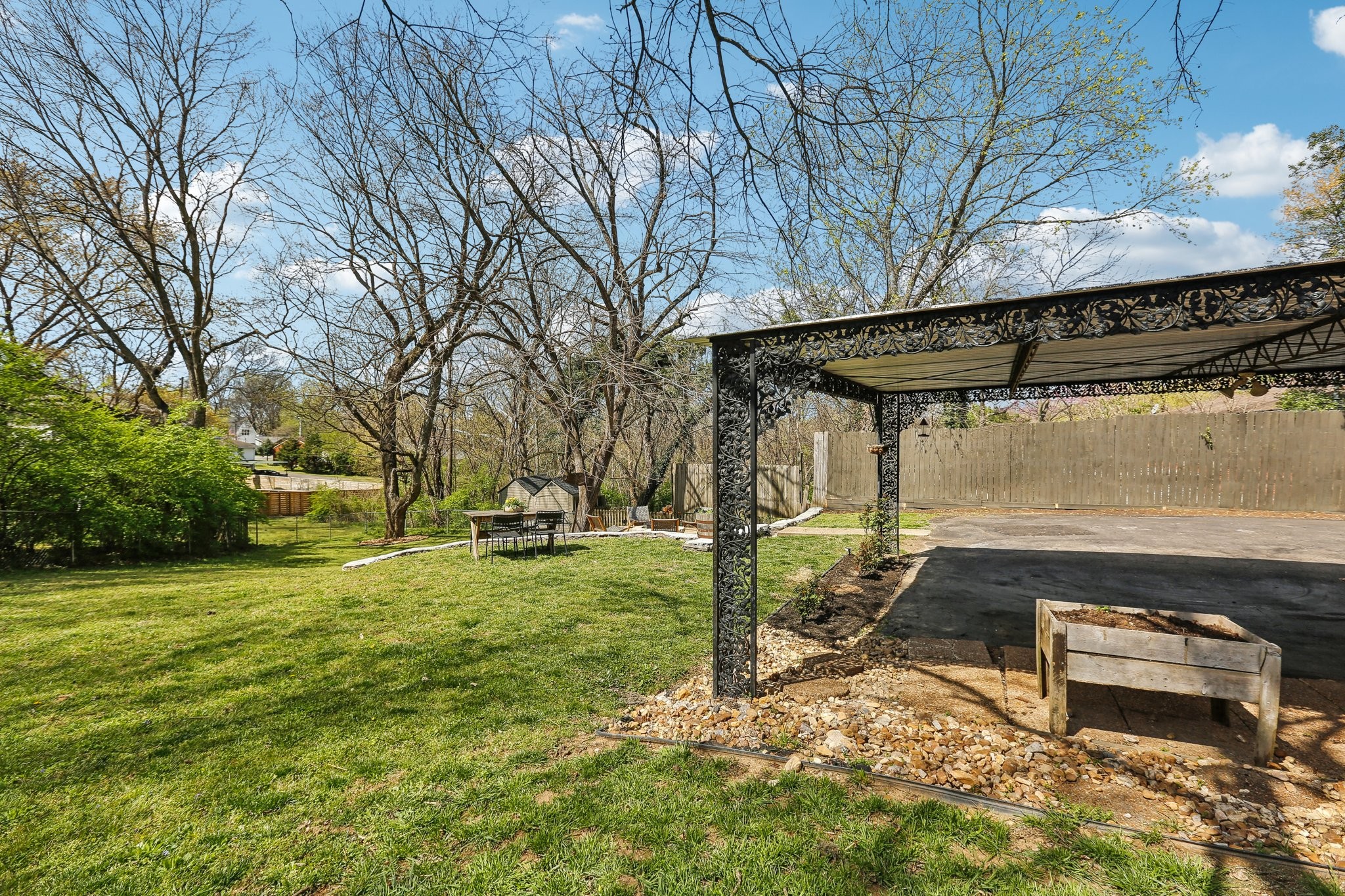 557 Whispering Hills Dr