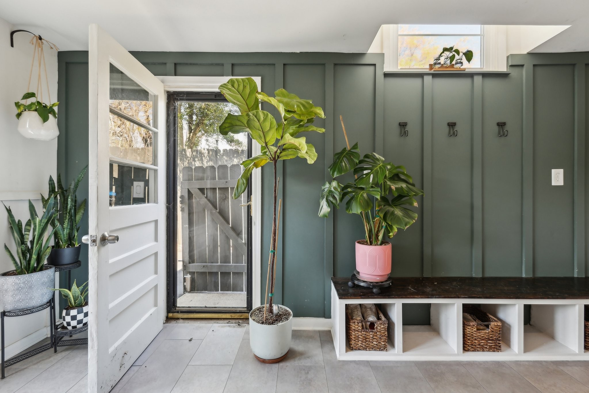 557 Whispering Hills Dr