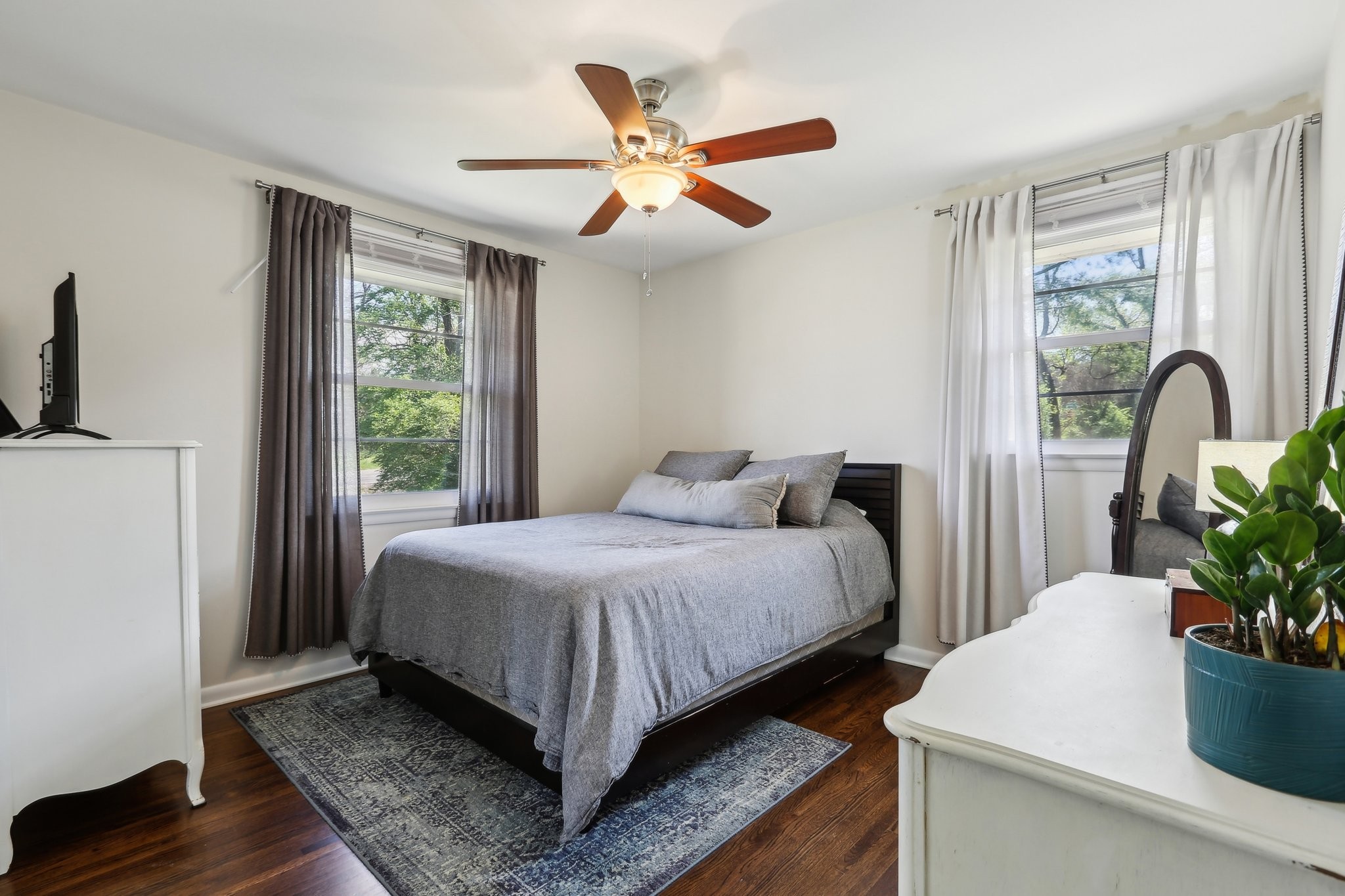 557 Whispering Hills Dr