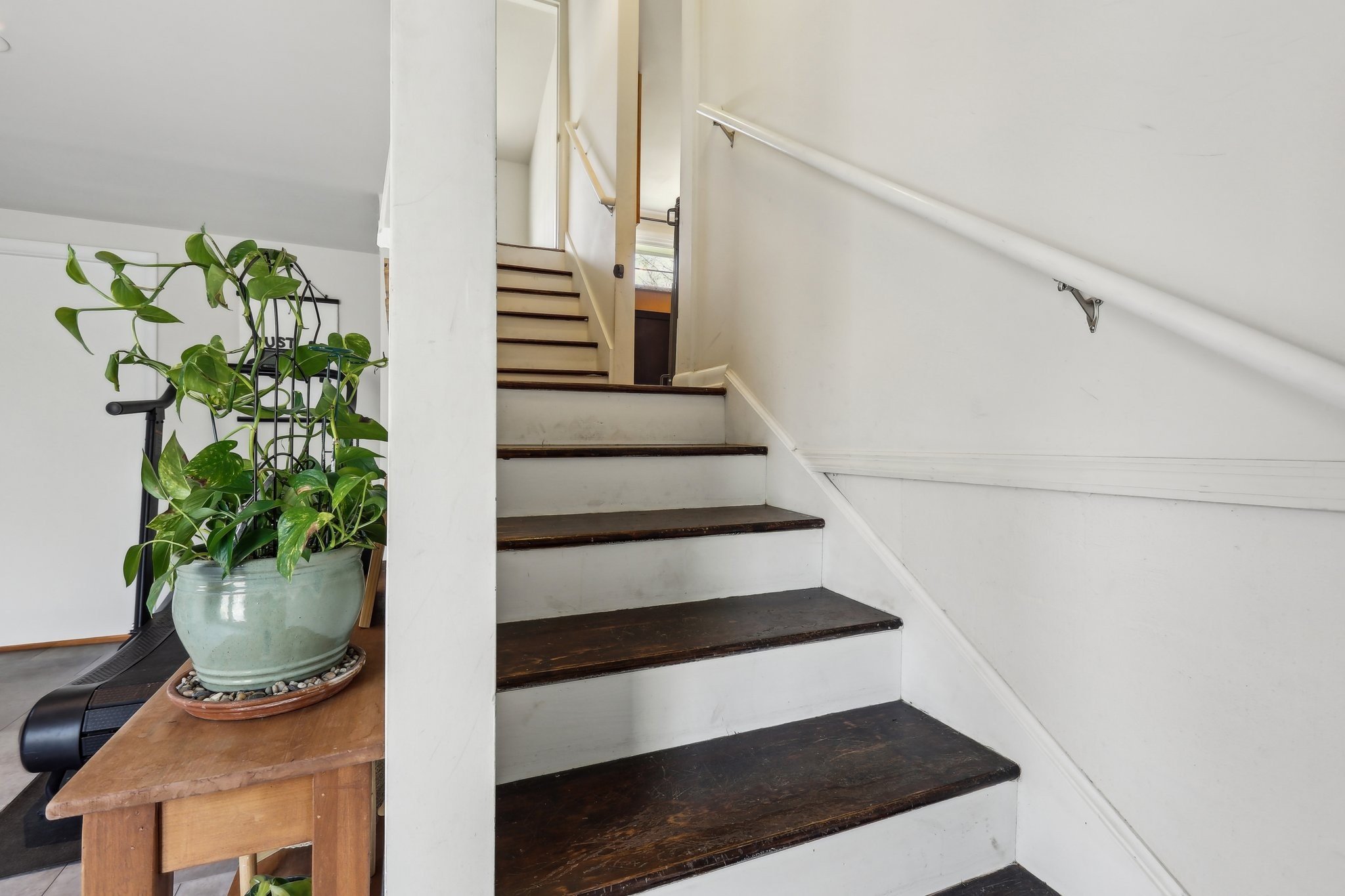 557 Whispering Hills Dr