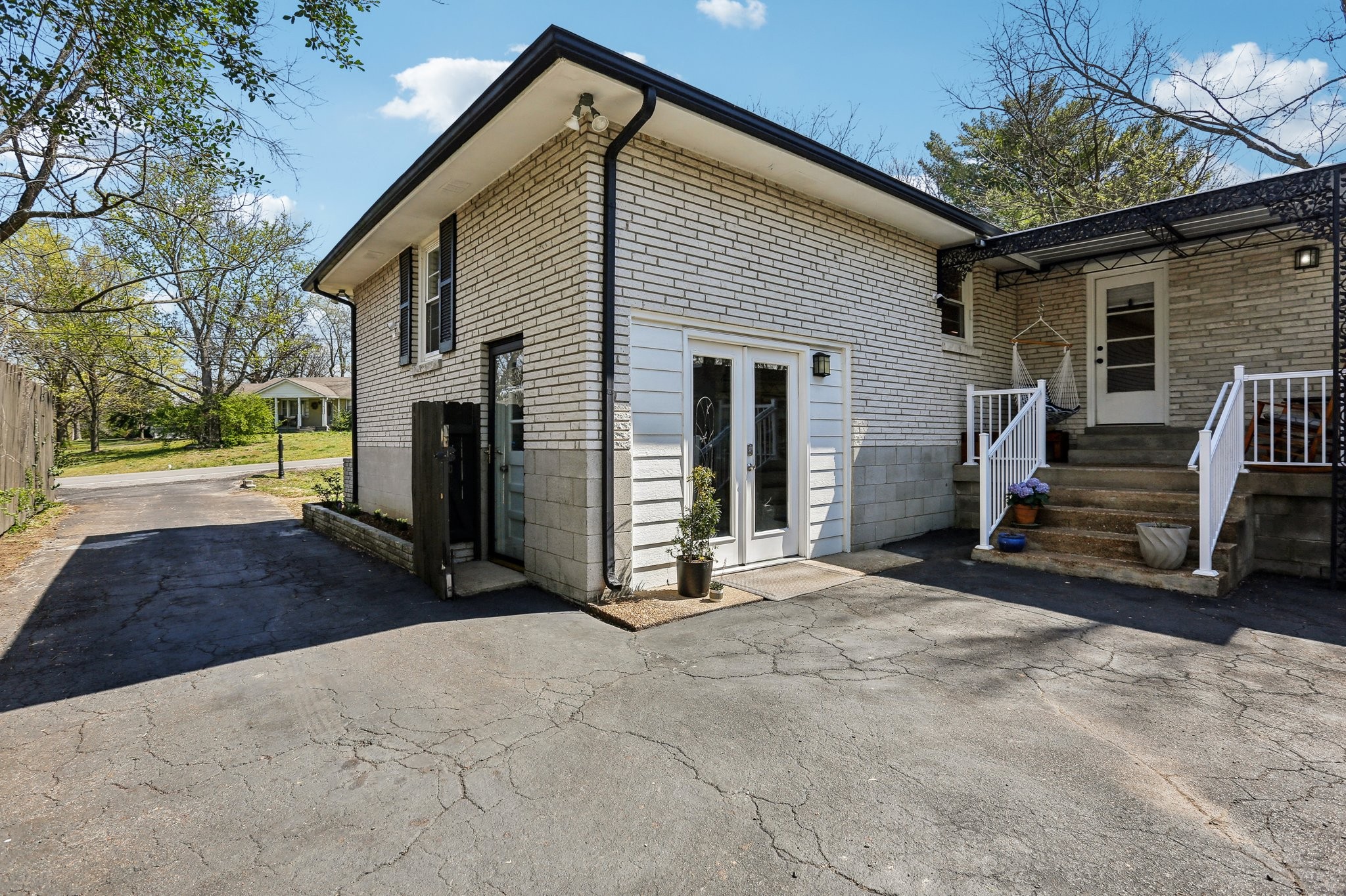 557 Whispering Hills Dr