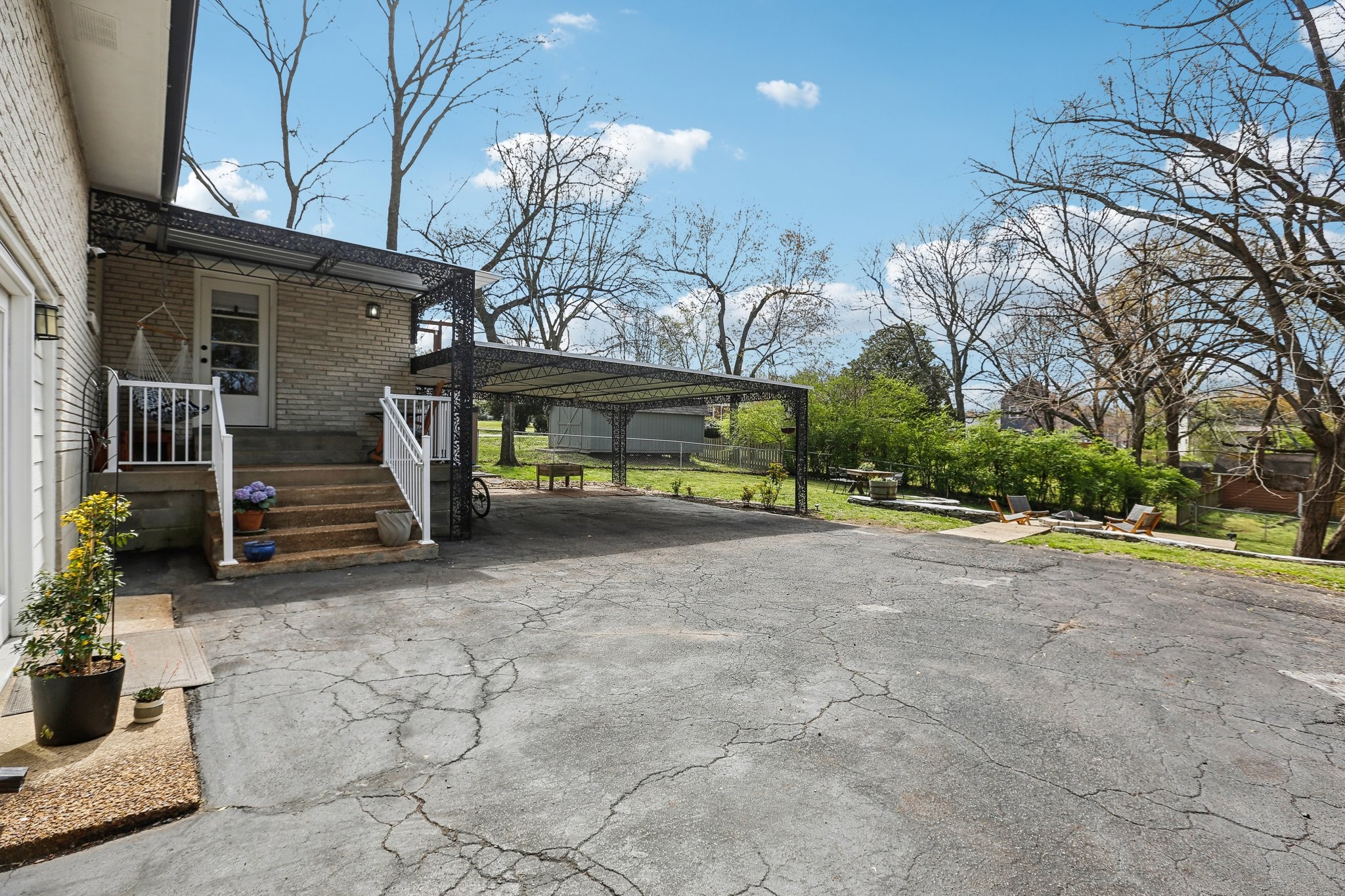 557 Whispering Hills Dr