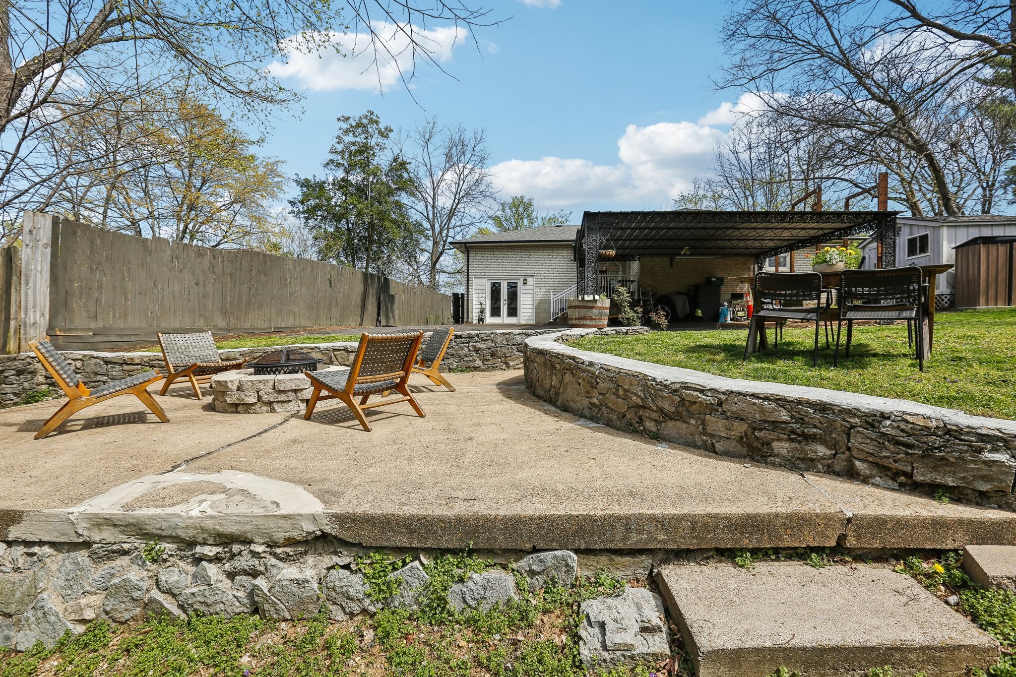 557 Whispering Hills Dr