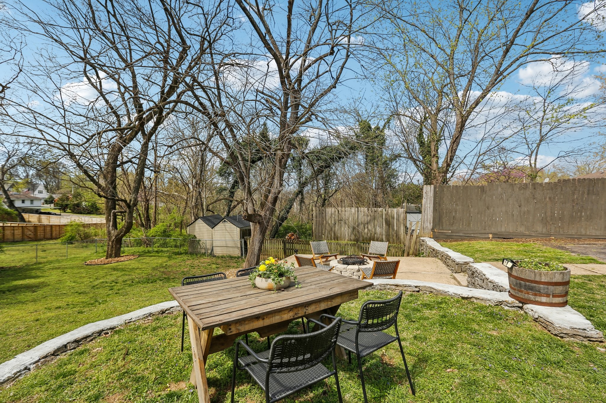 557 Whispering Hills Dr