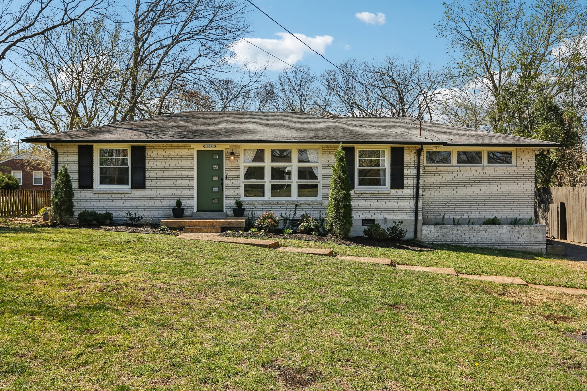 557 Whispering Hills Dr