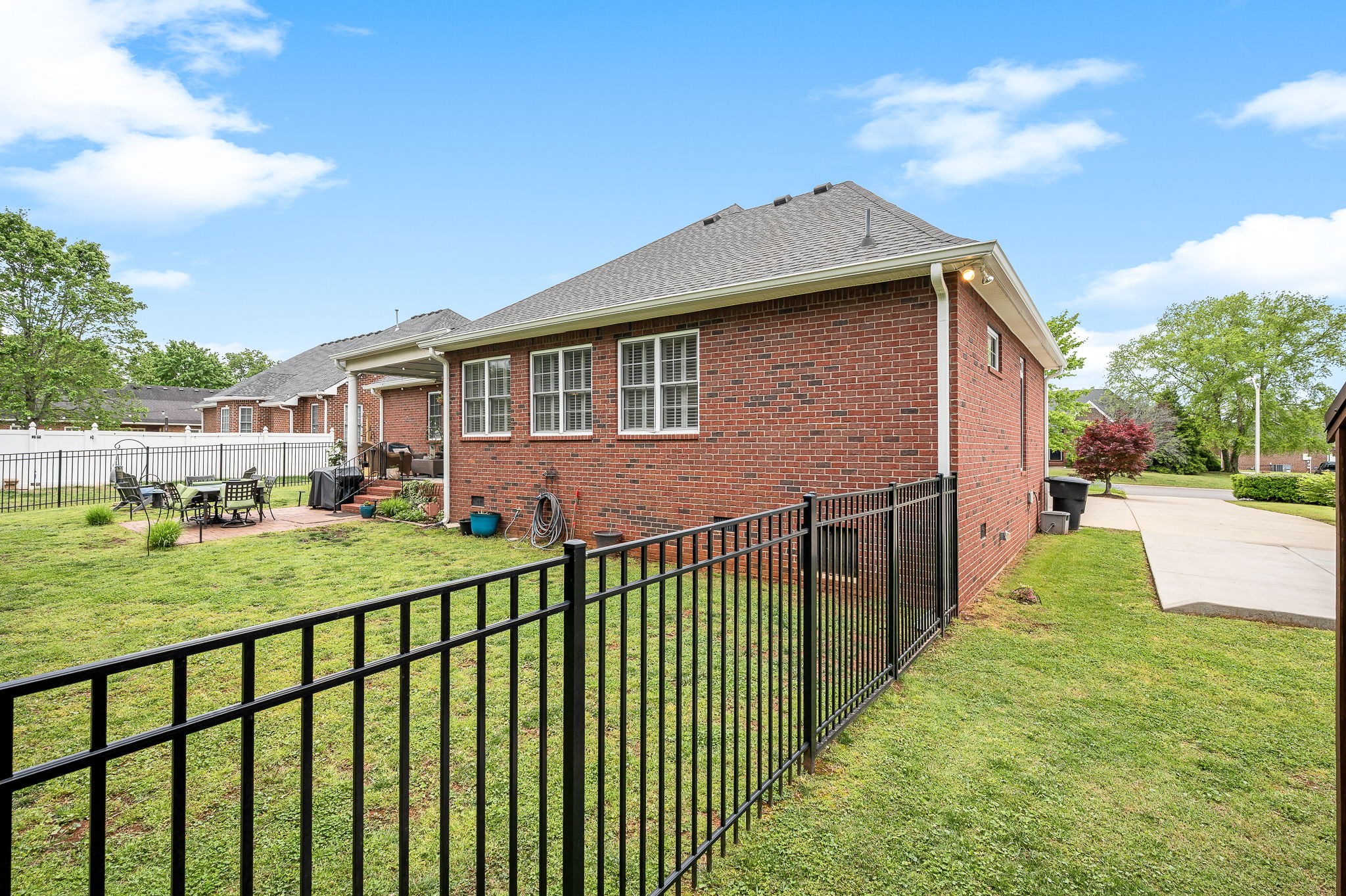 2710 Howell Dr