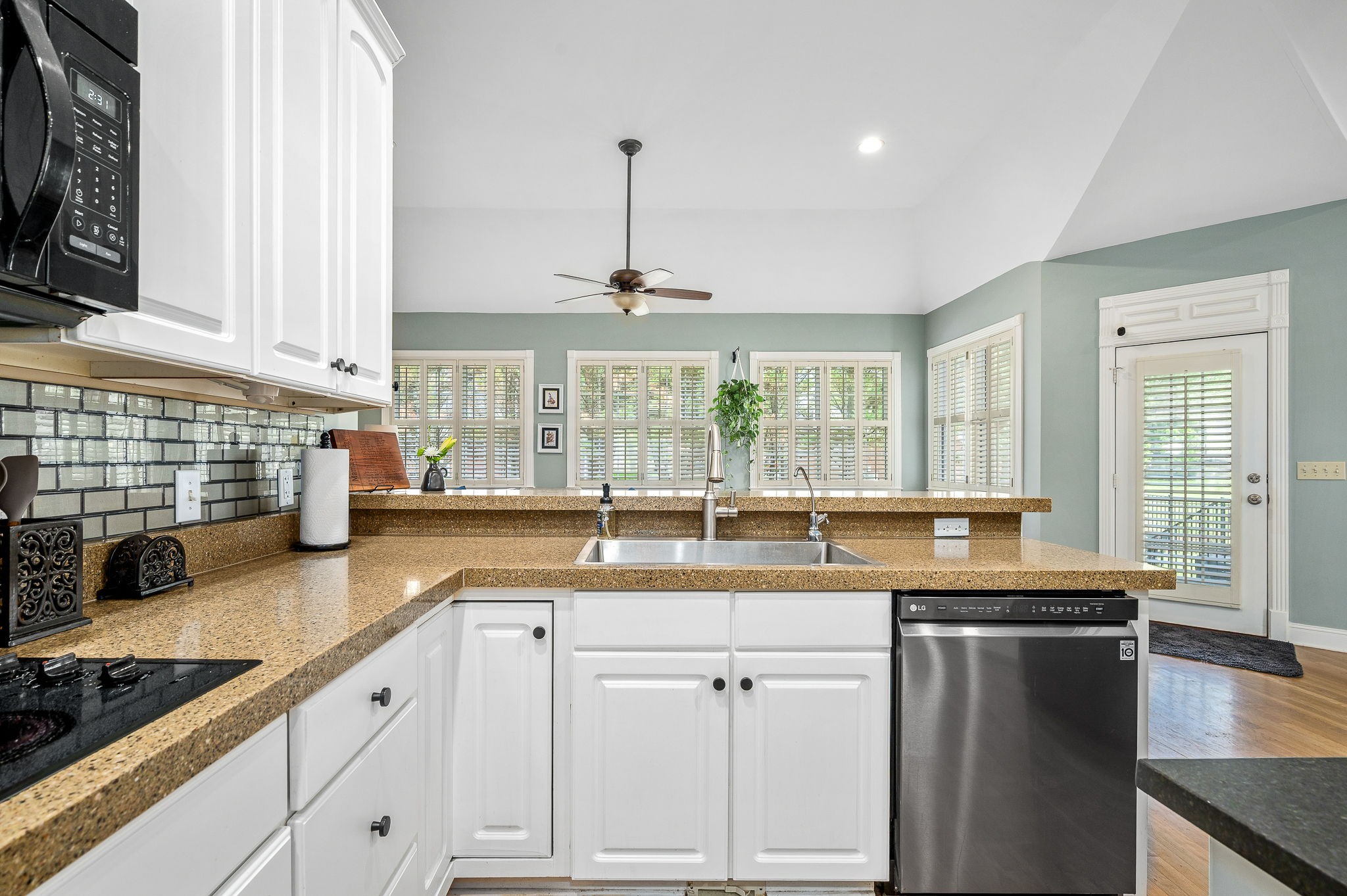 2710 Howell Dr