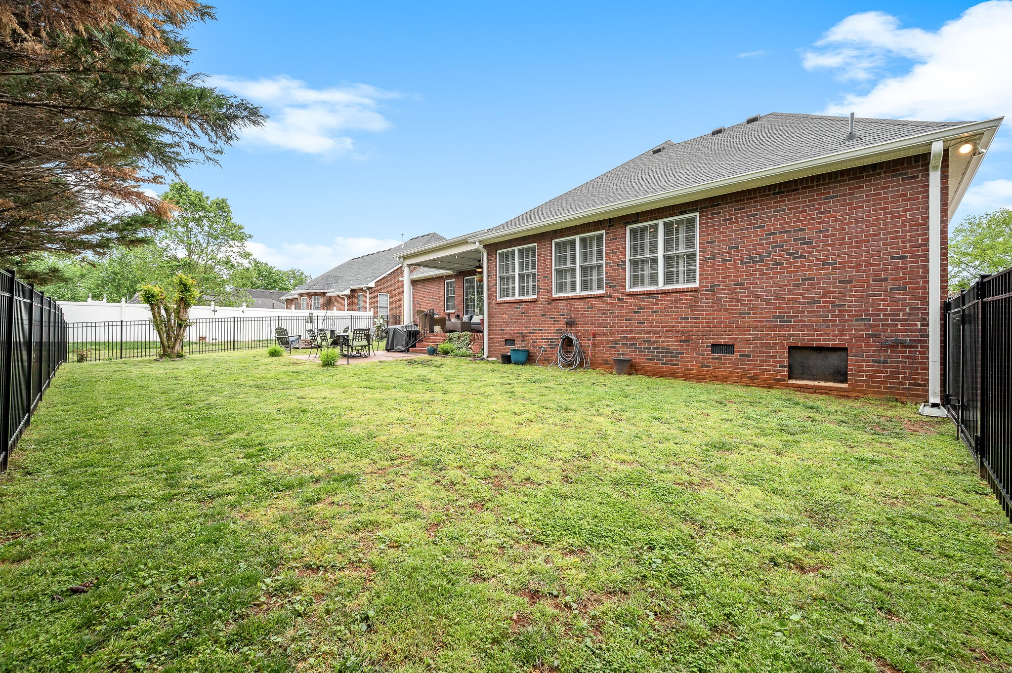2710 Howell Dr