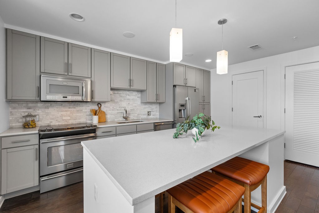1212 Laurel St Unit: 204