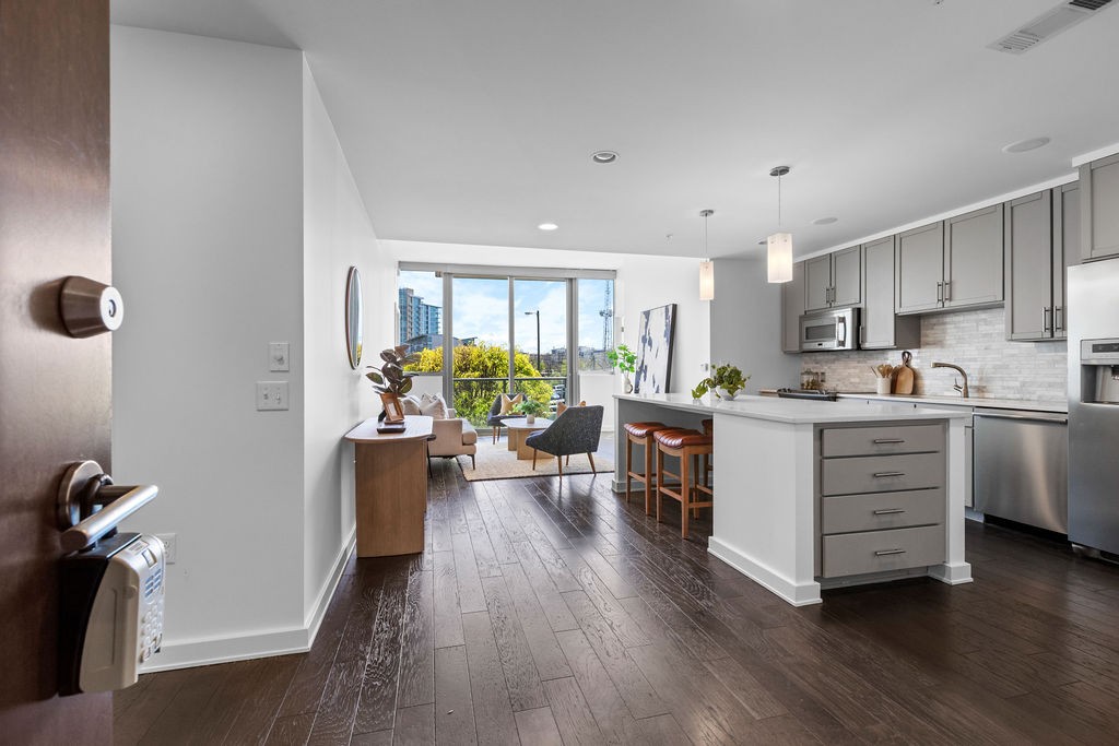 1212 Laurel St Unit: 204