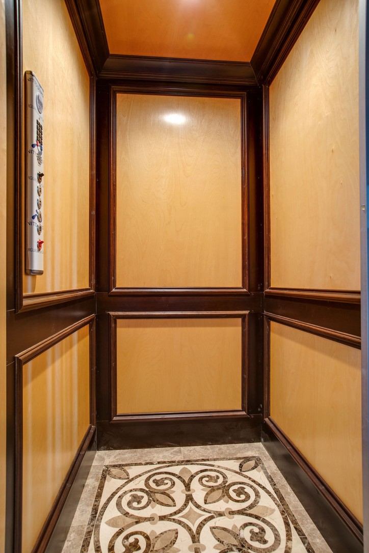 2423 Hidden River Ln