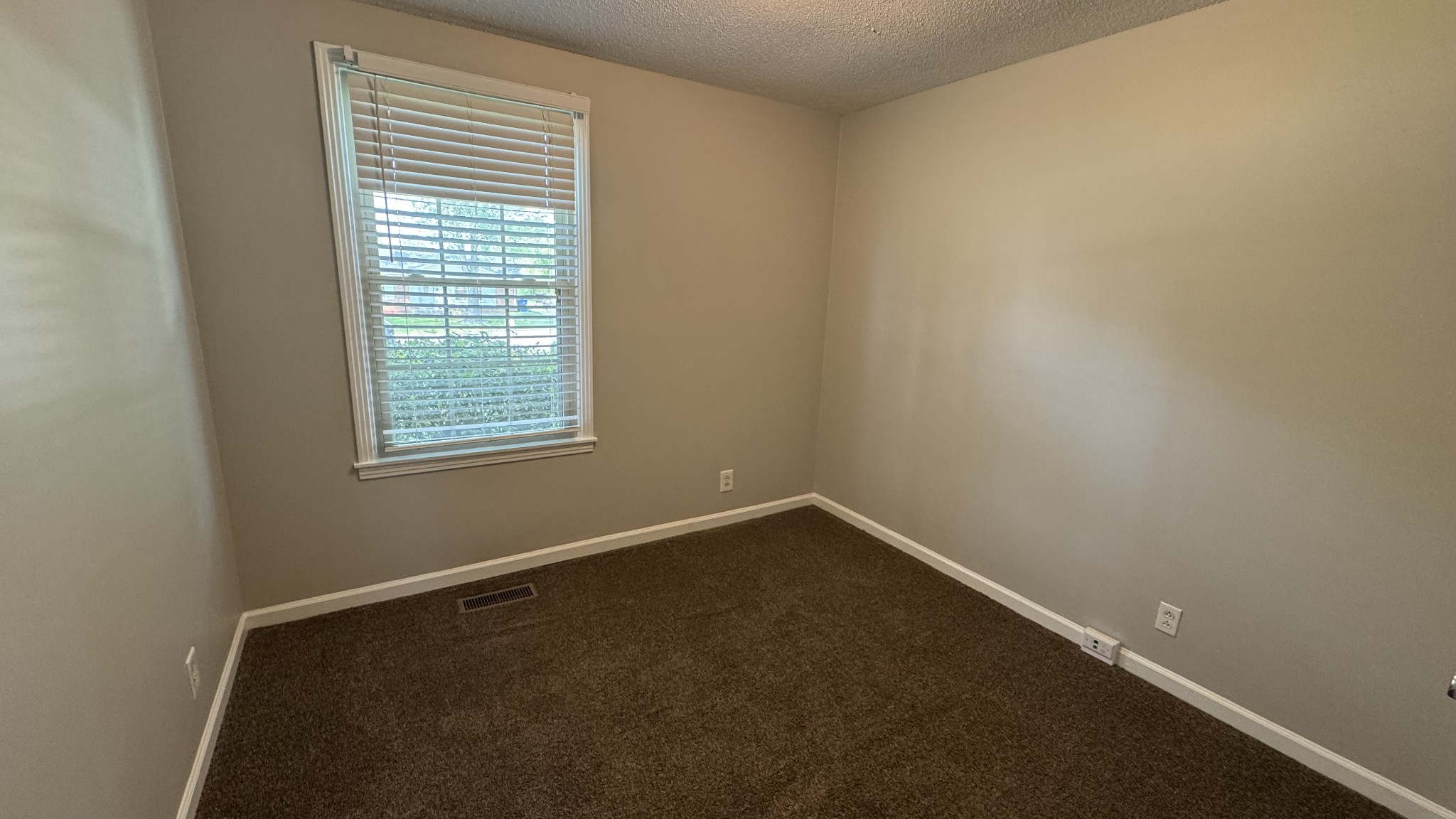 512 Yvonne Dr