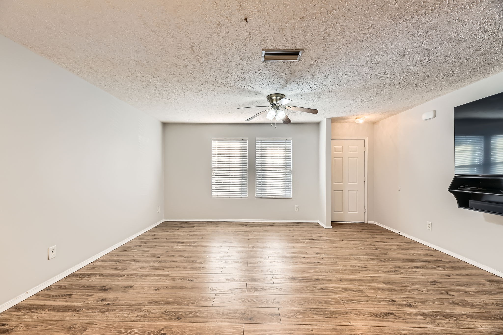 5853 Monroe Xing