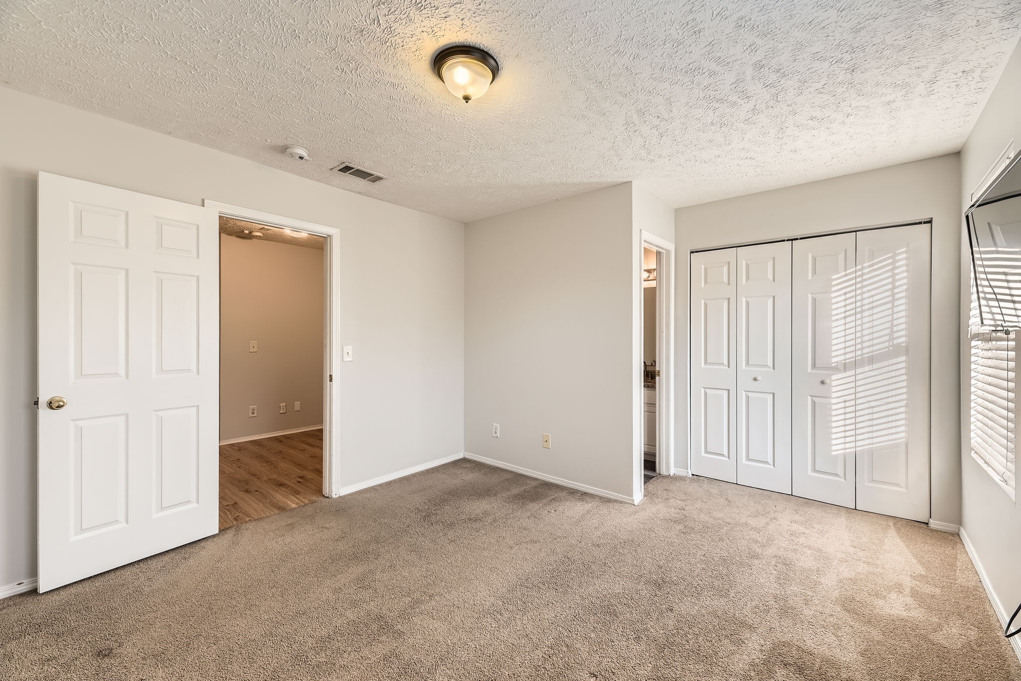 5853 Monroe Xing