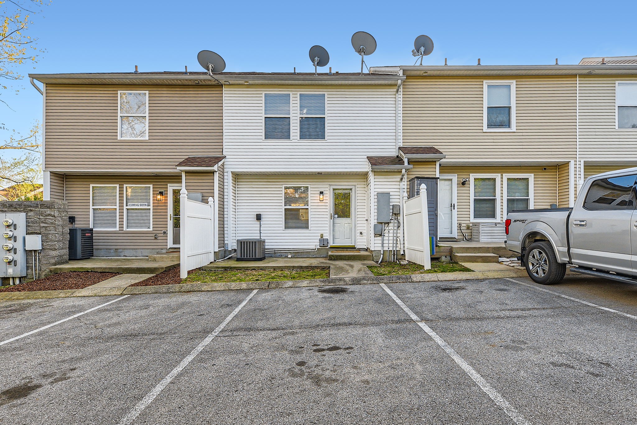 5853 Monroe Xing