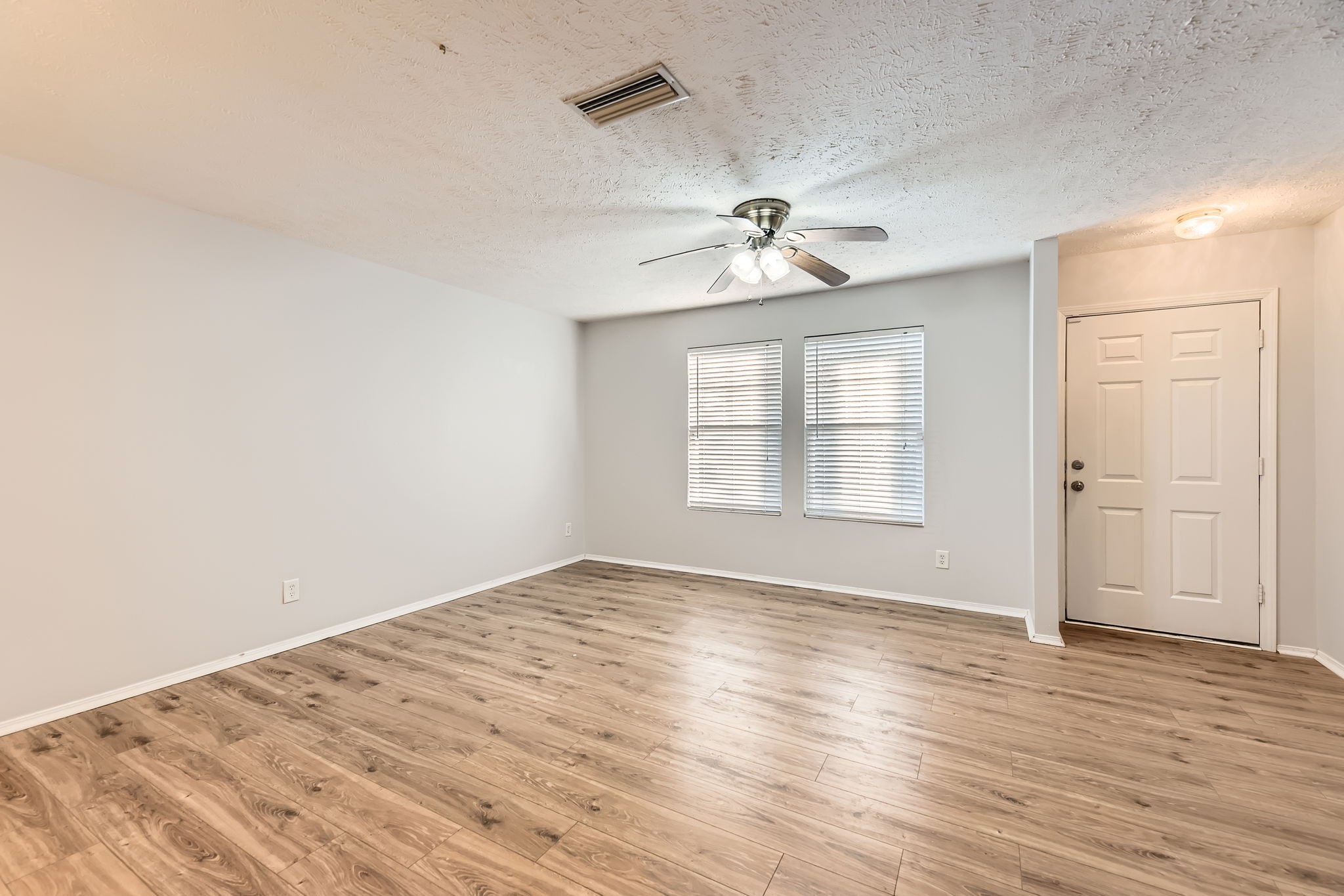 5853 Monroe Xing