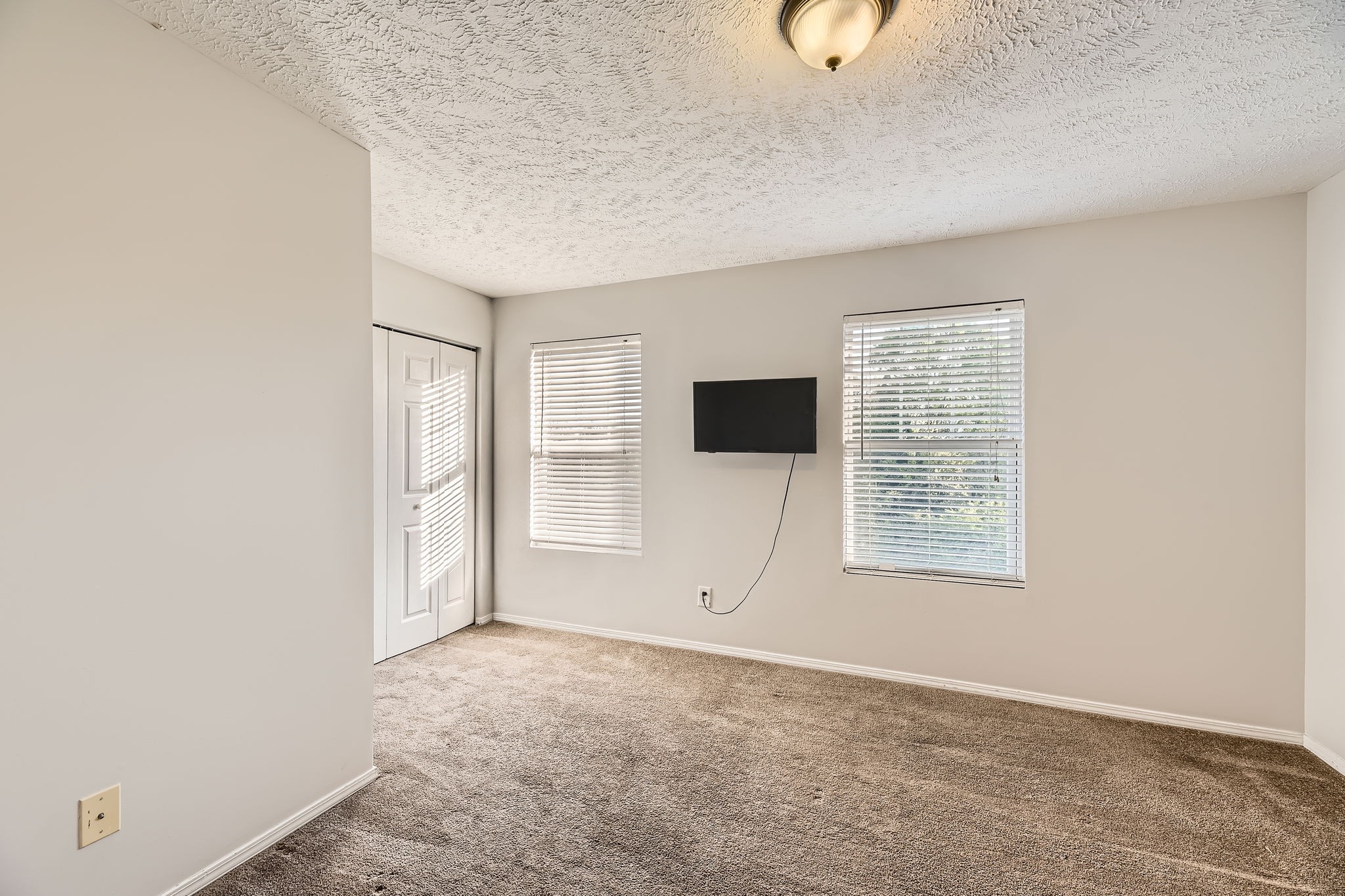 5853 Monroe Xing