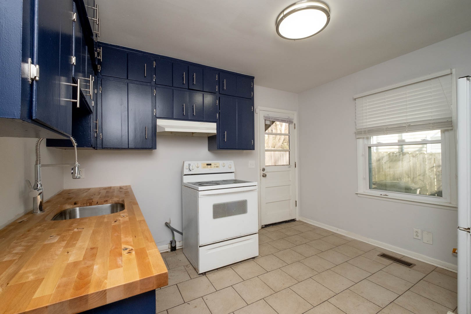 606 Village Ct