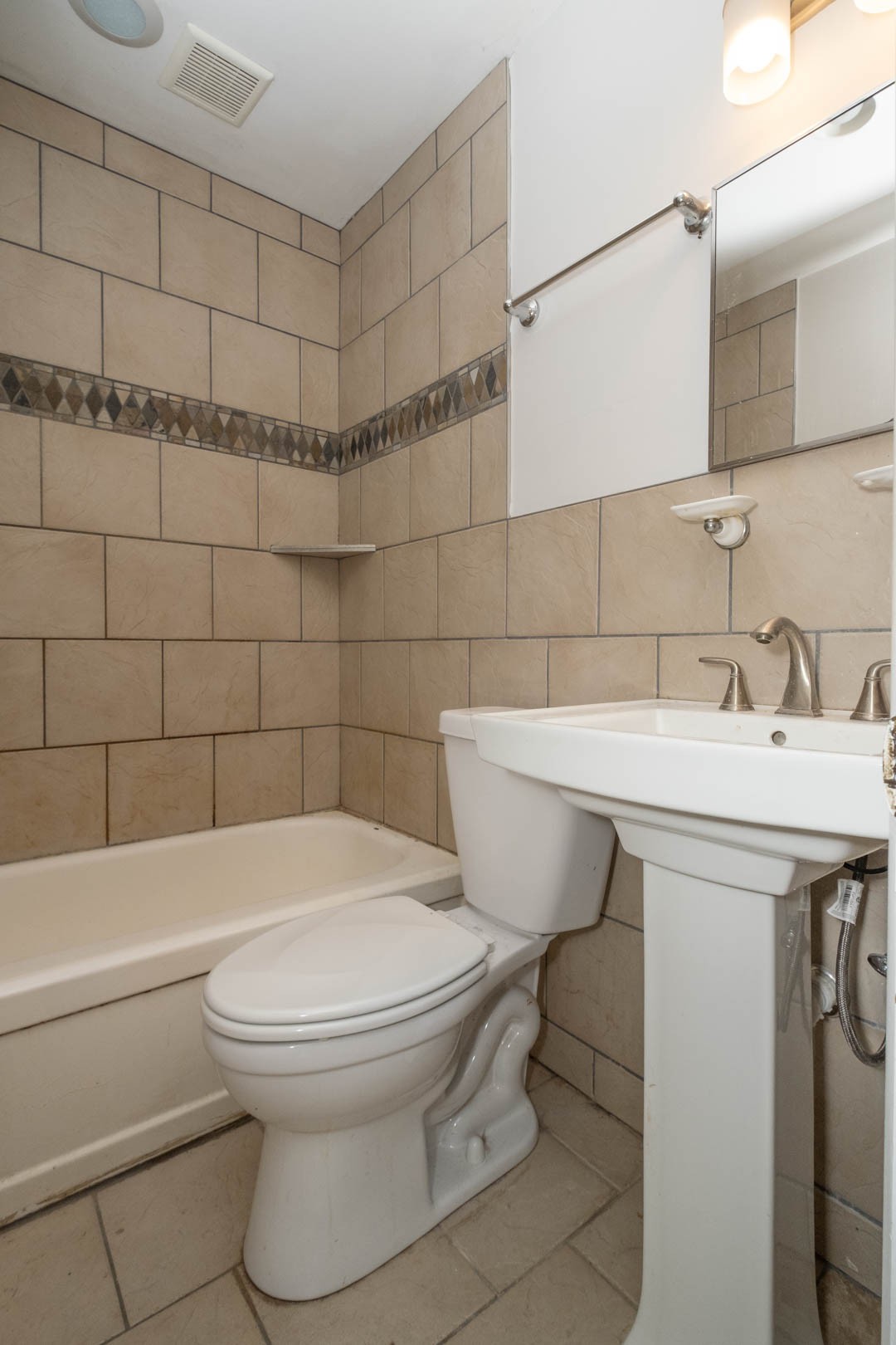 606 Village Ct