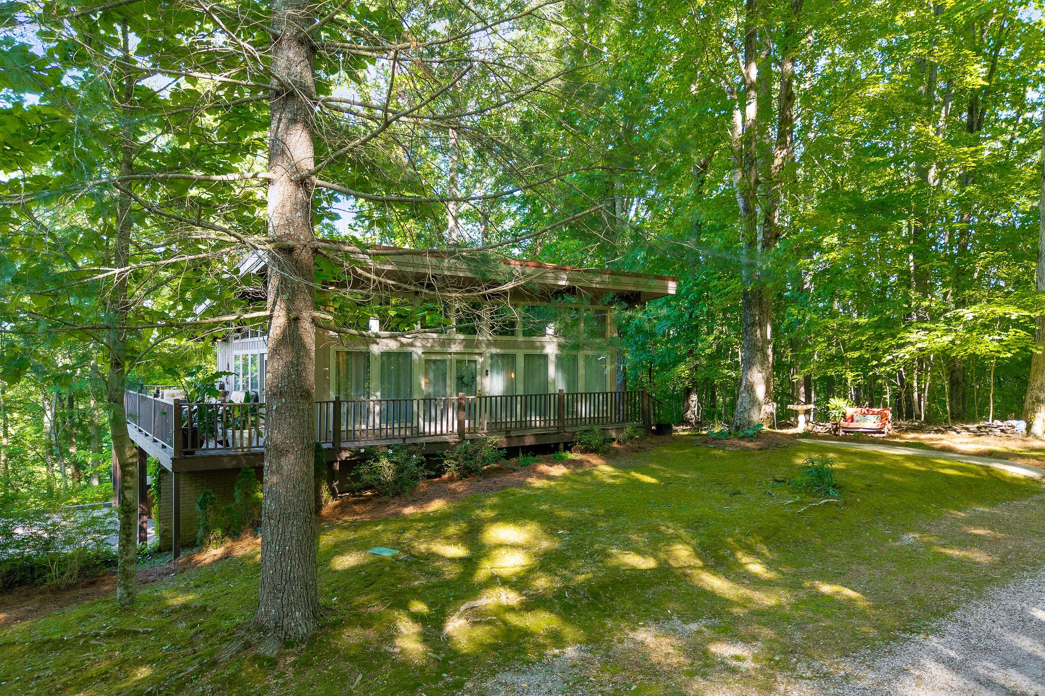 698 Crestview Dr