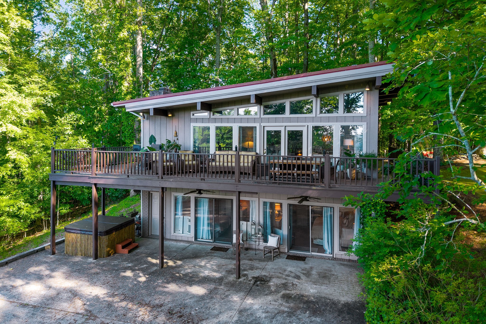 698 Crestview Dr