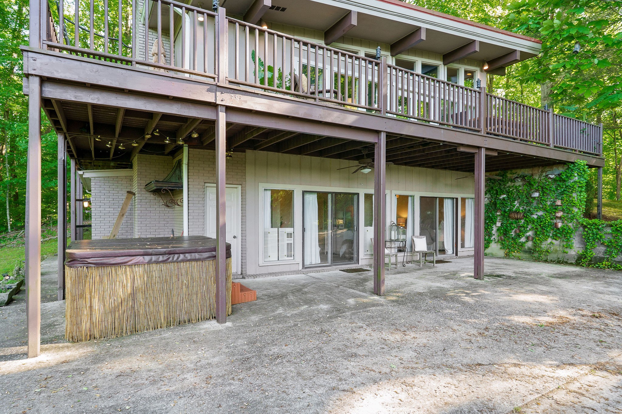 698 Crestview Dr