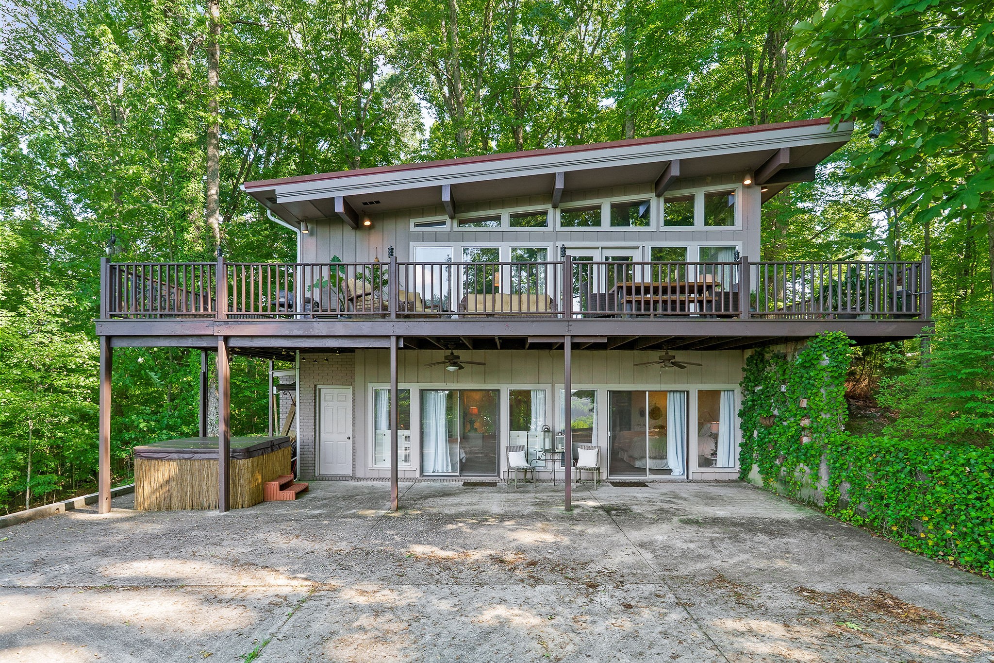 698 Crestview Dr