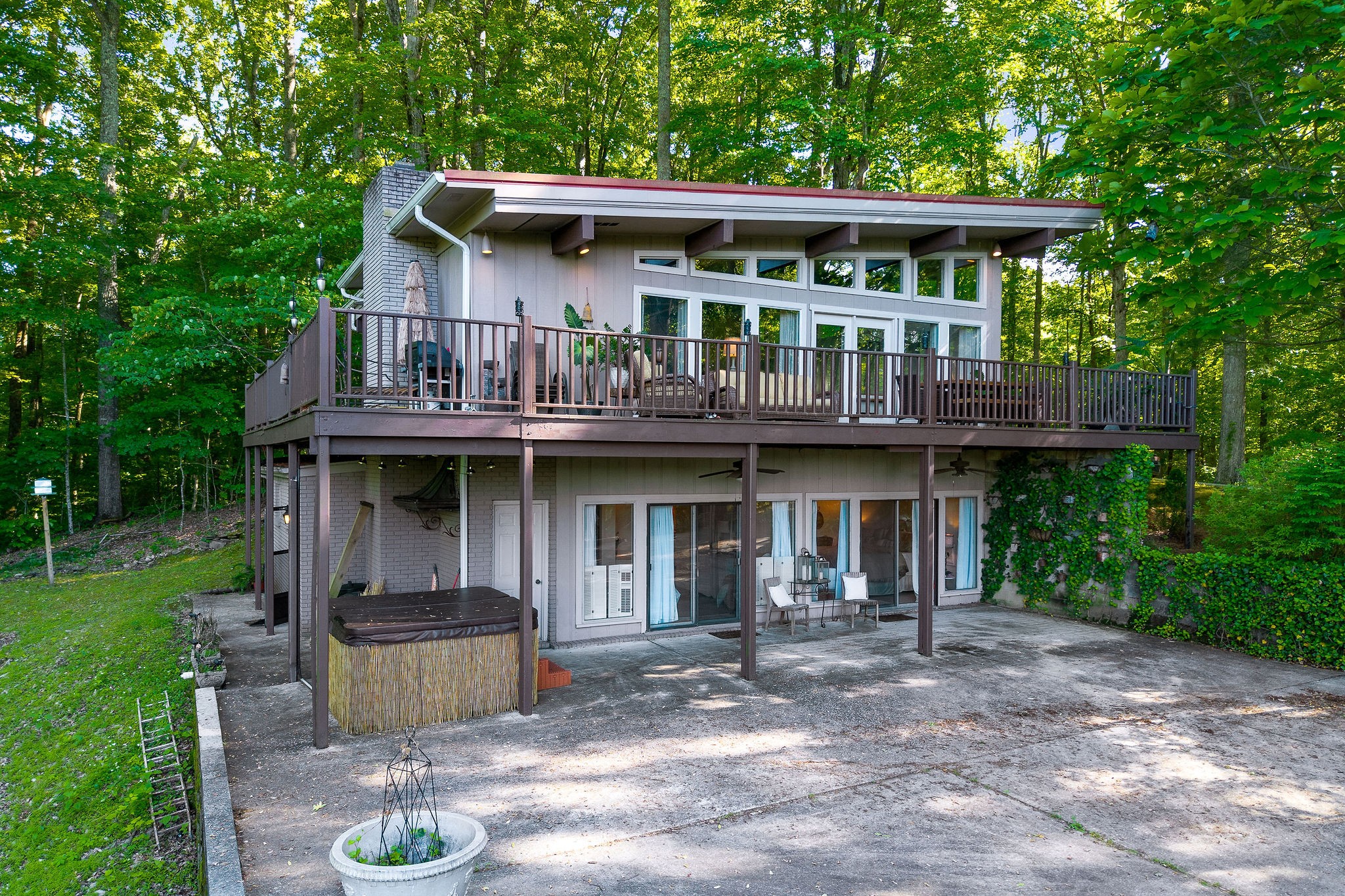 698 Crestview Dr