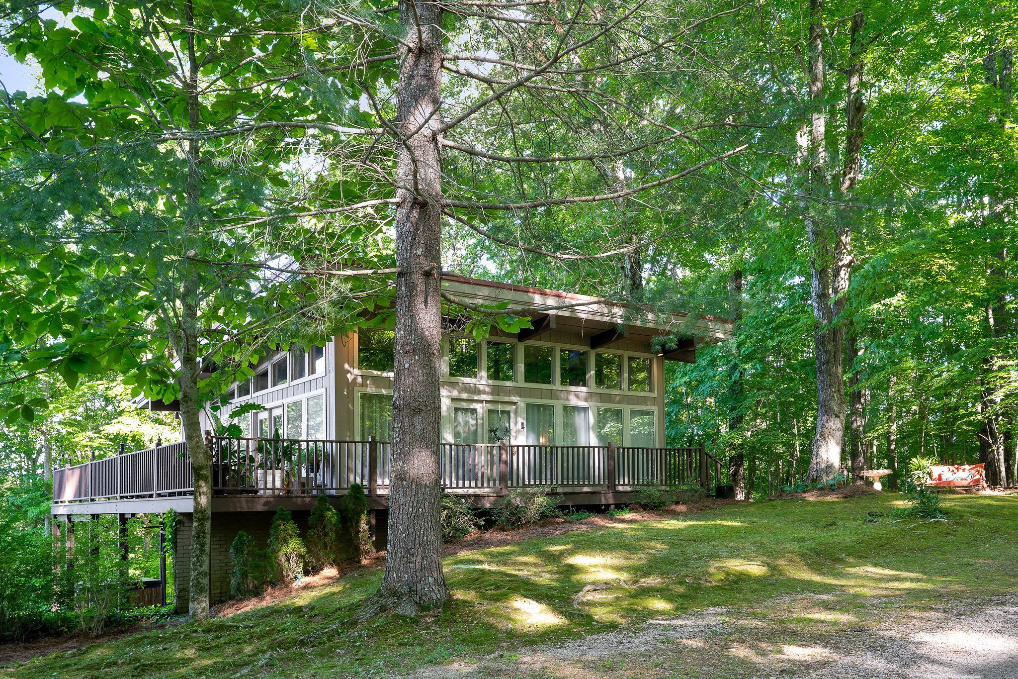 698 Crestview Dr
